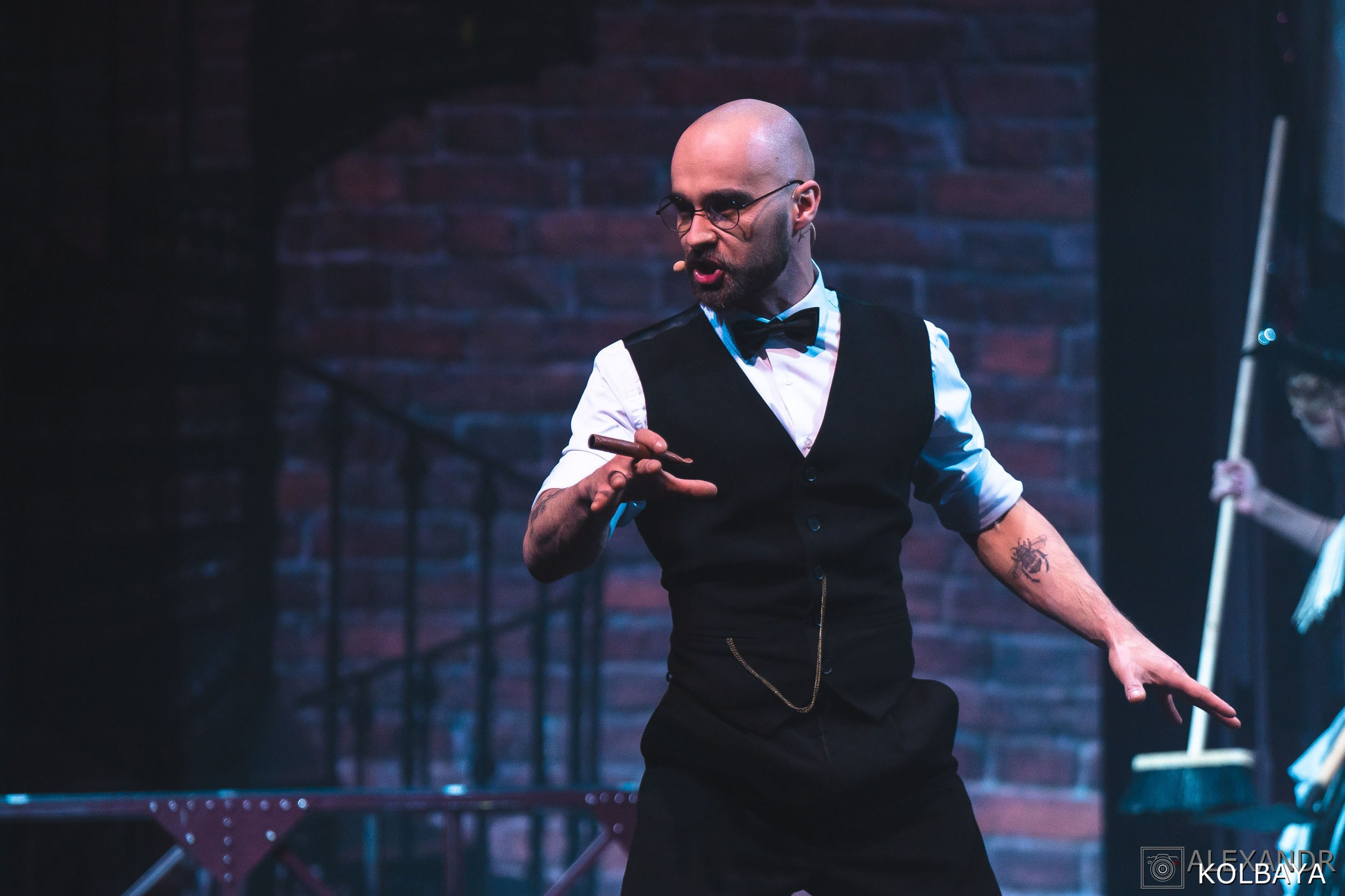 Фотографии со спектакля «Привет, я тетя Чарли». Концертный и театральный репортажный фотограф в Москве Александр Колбая