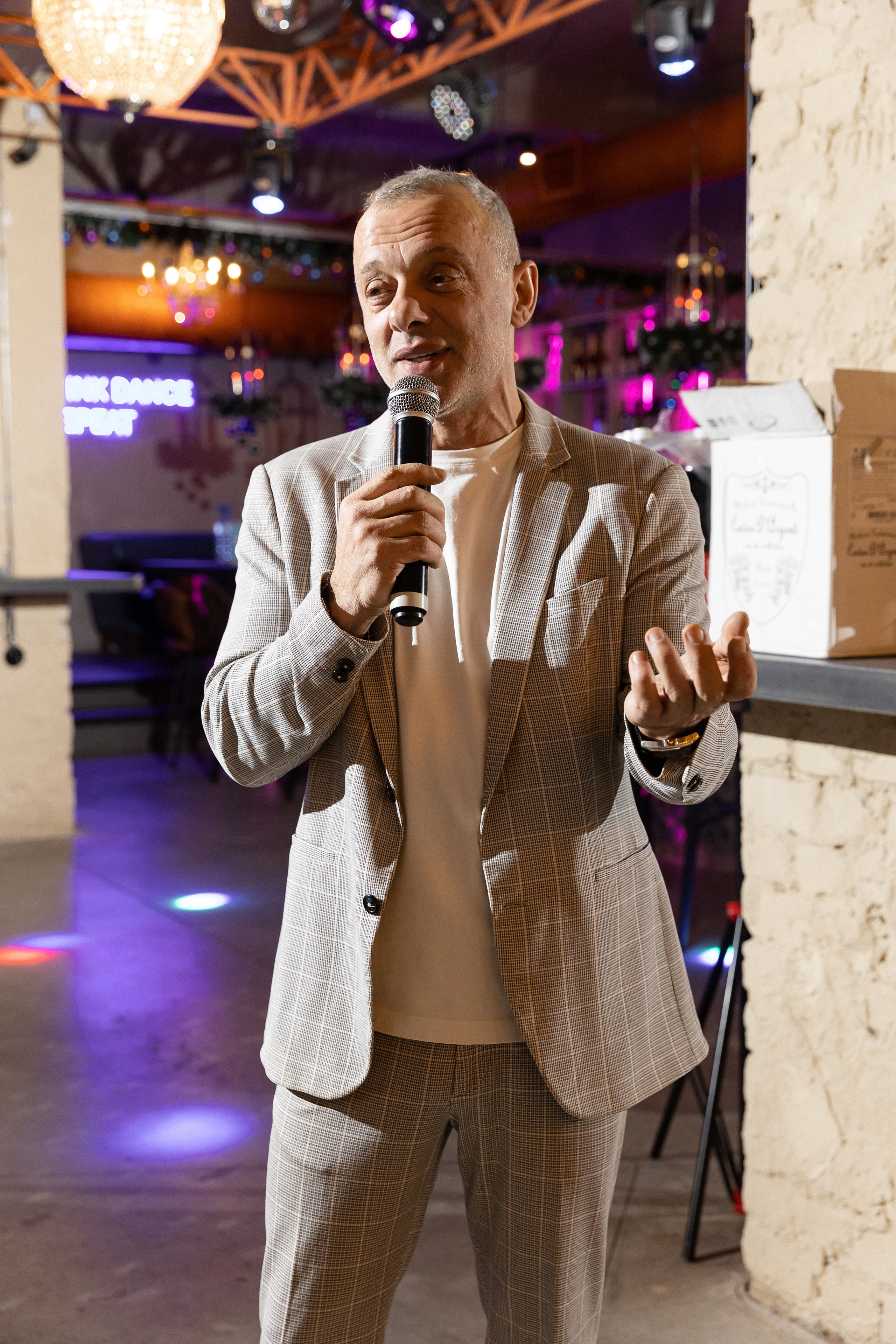 Еда, вино и всё равно. Э Т О М Ы