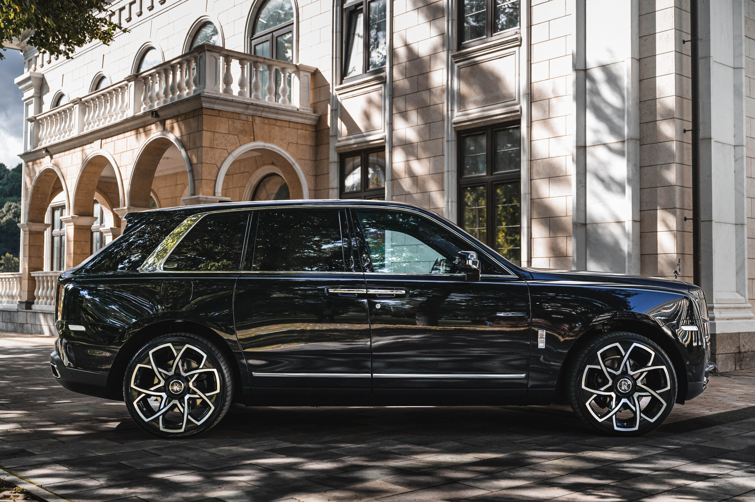 Rolls-Royce Cullinan. Автомобильный фотограф в Москве — Сидоров Дмитрий