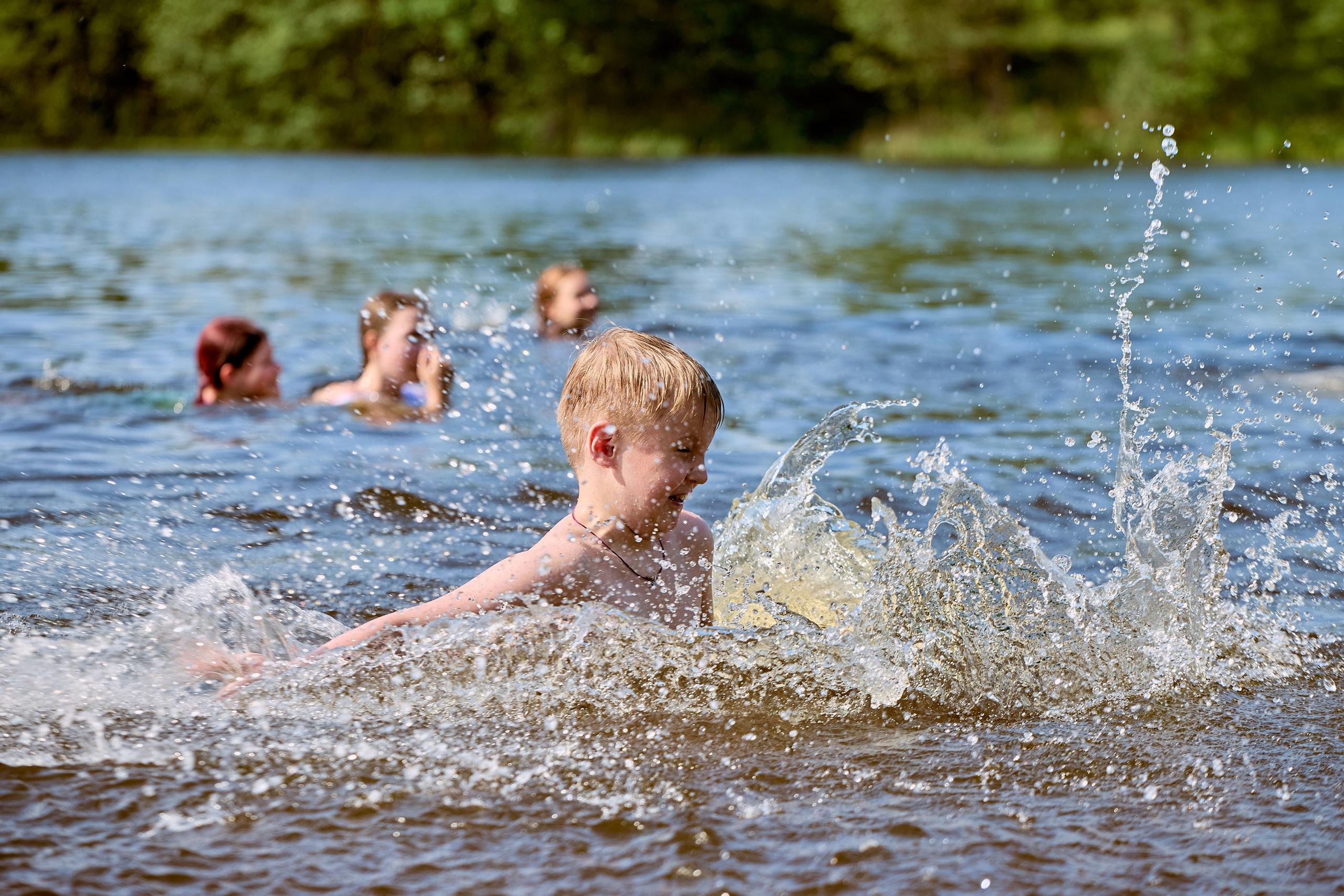 Весёлые брызги и светлая улыбка ребёнка на озере — живое воплощение детской радости, кадр Николая Голованова, фотограф из г. Дзержинск.