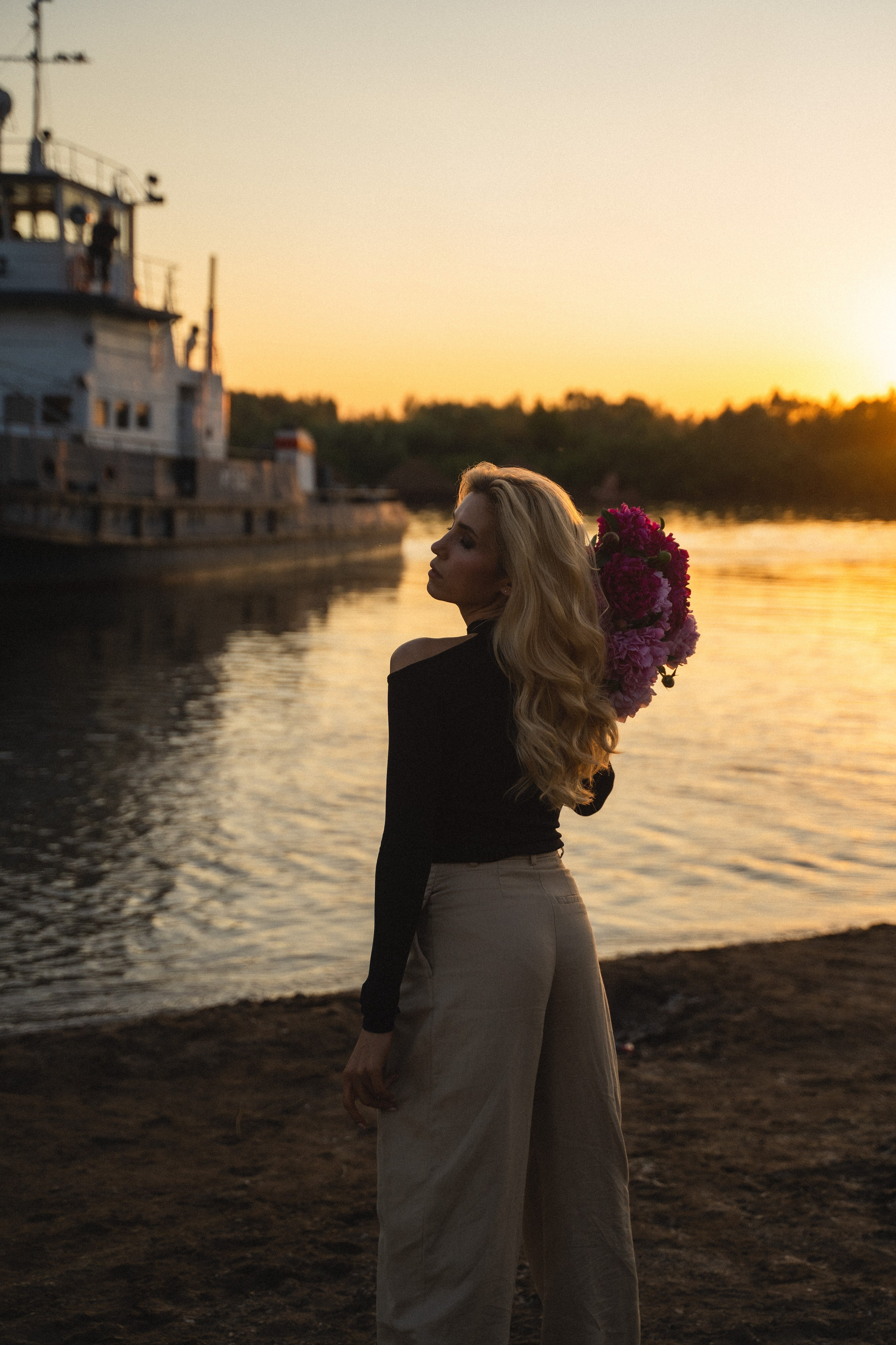 Девушки на берегу