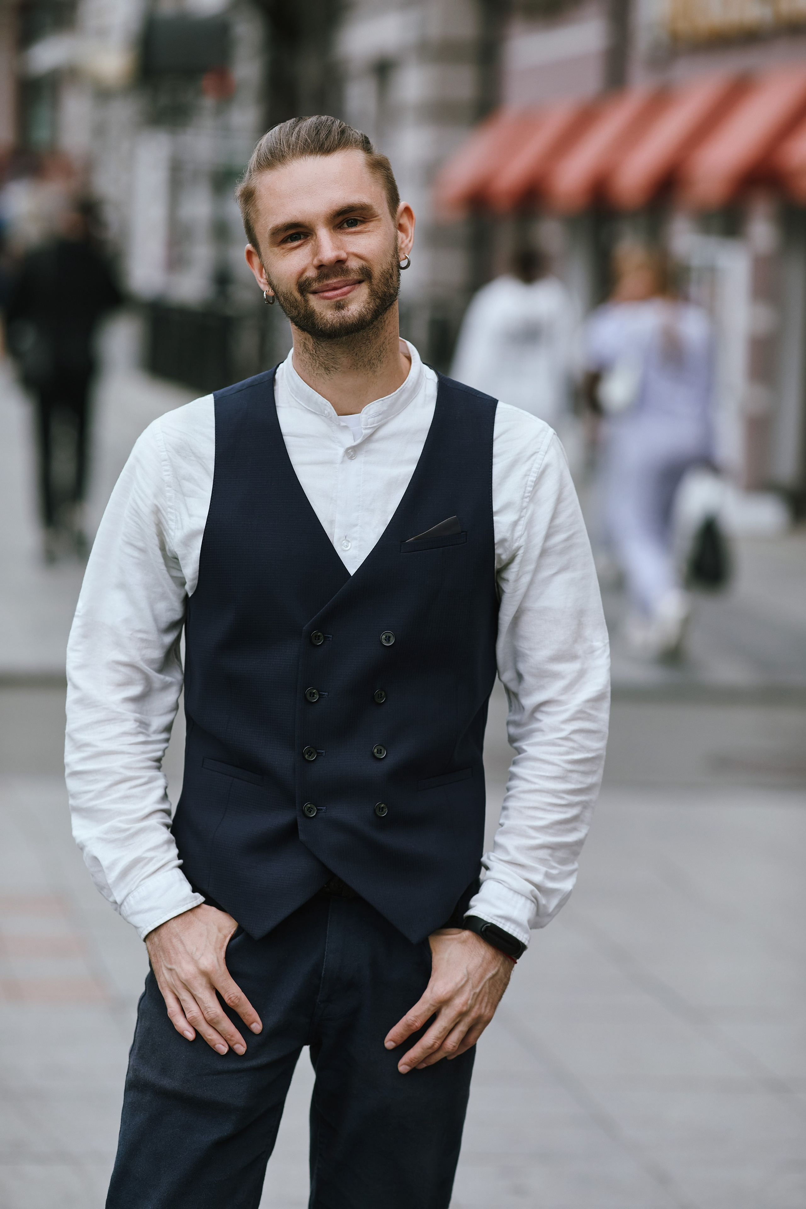 Поза для мужской уличной фотосъёмки с руками в карманах