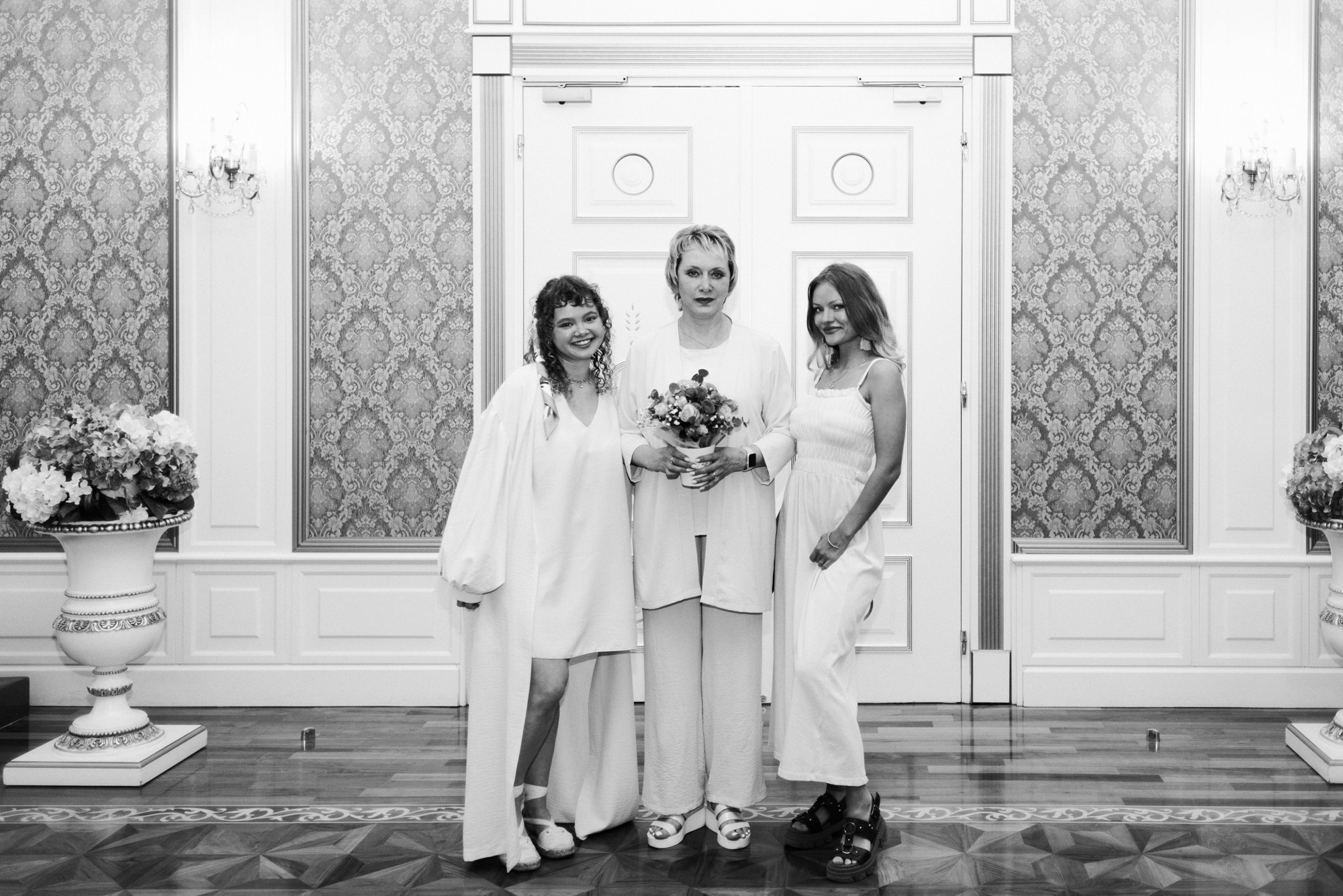 Свадебный фотограф Тюмень — Роман и Ксения: фотосессия с гостями и прогулка в парке. Портретный фотограф Тюмень Дарья Мустафина