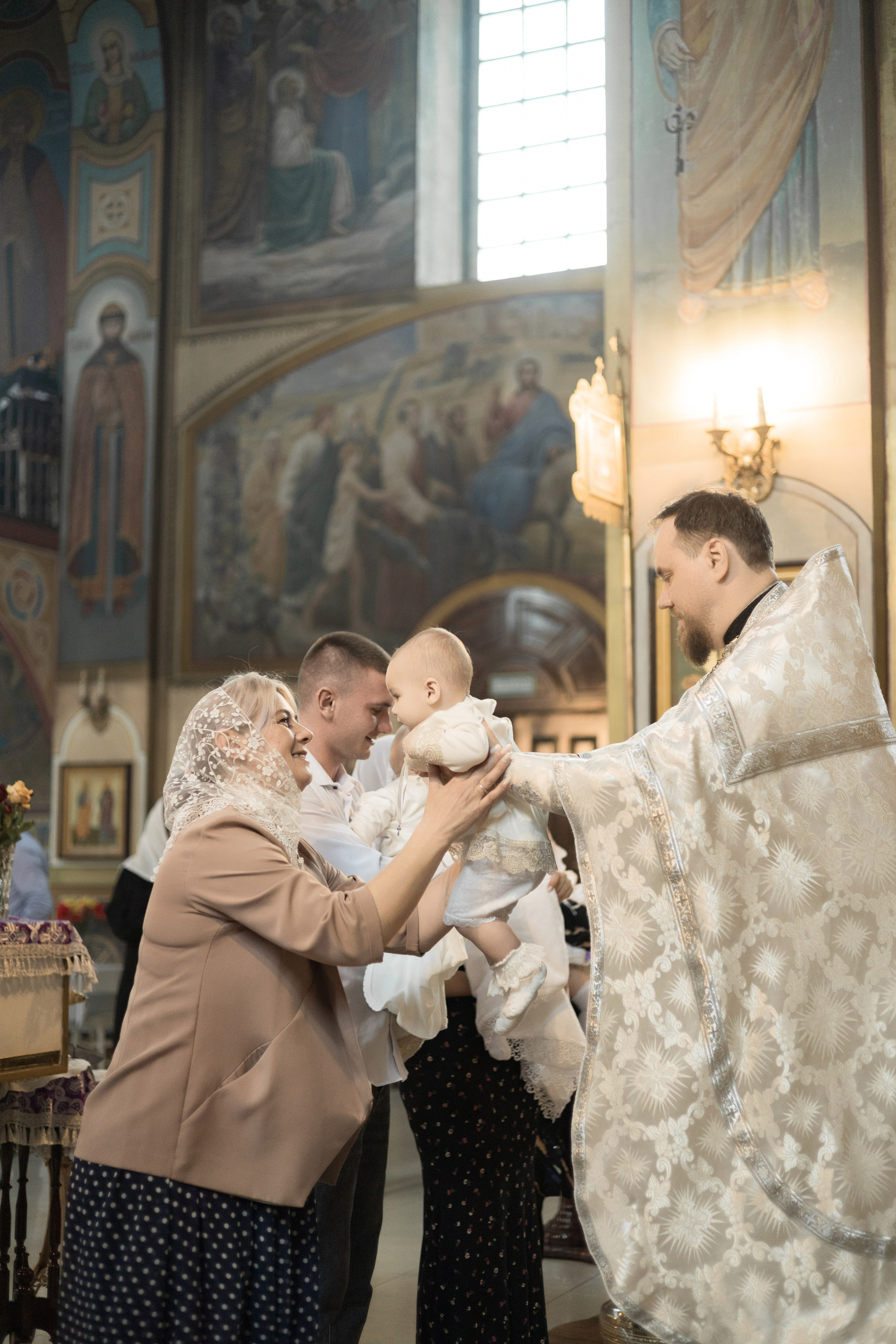 Крещение Миланы в церкви иконы Божией Матери / пасмурная погода. Анастасия Безуглова- свадебный фотограф в Таганроге