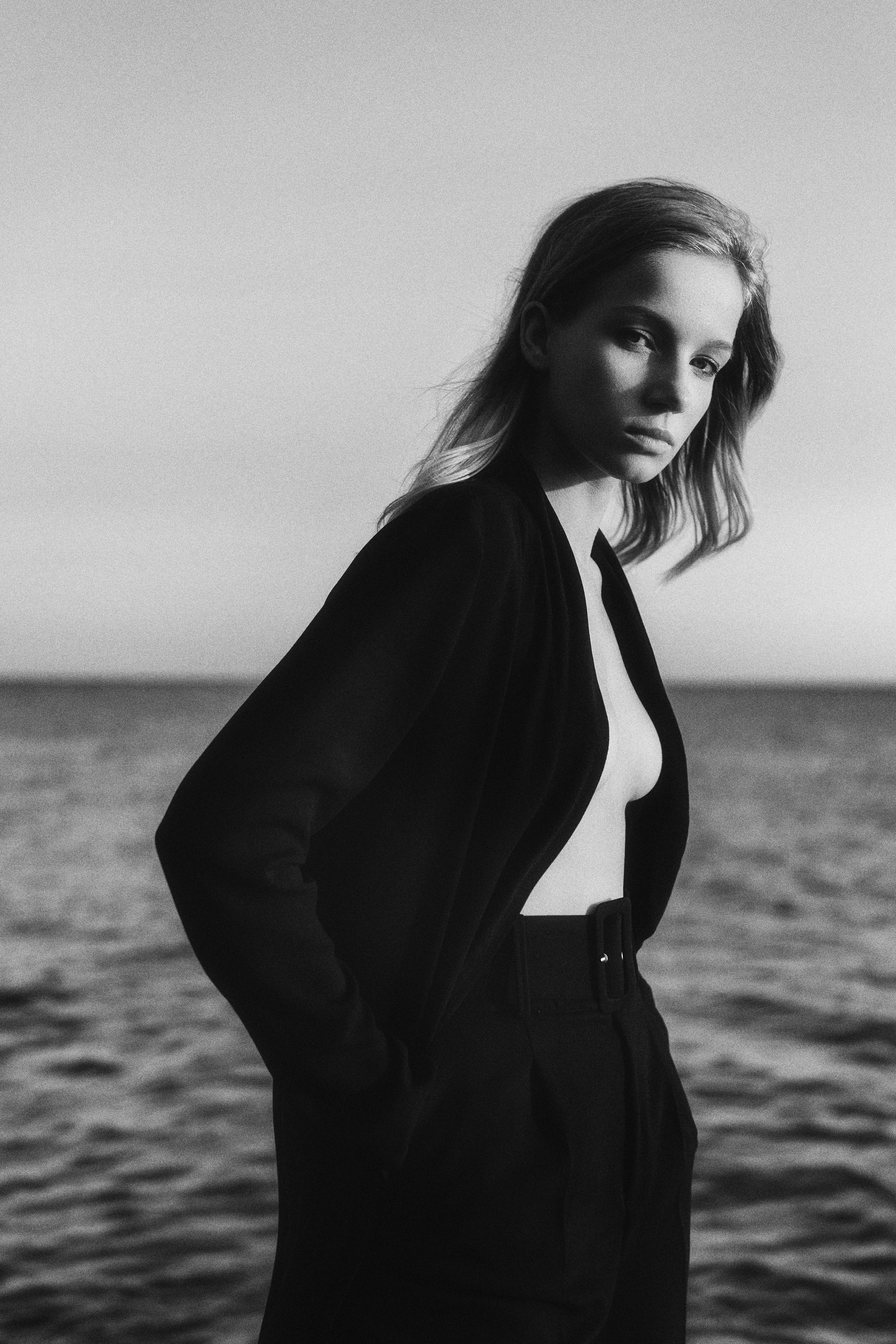 Женский чёрно белый портрет у моря в Сочи