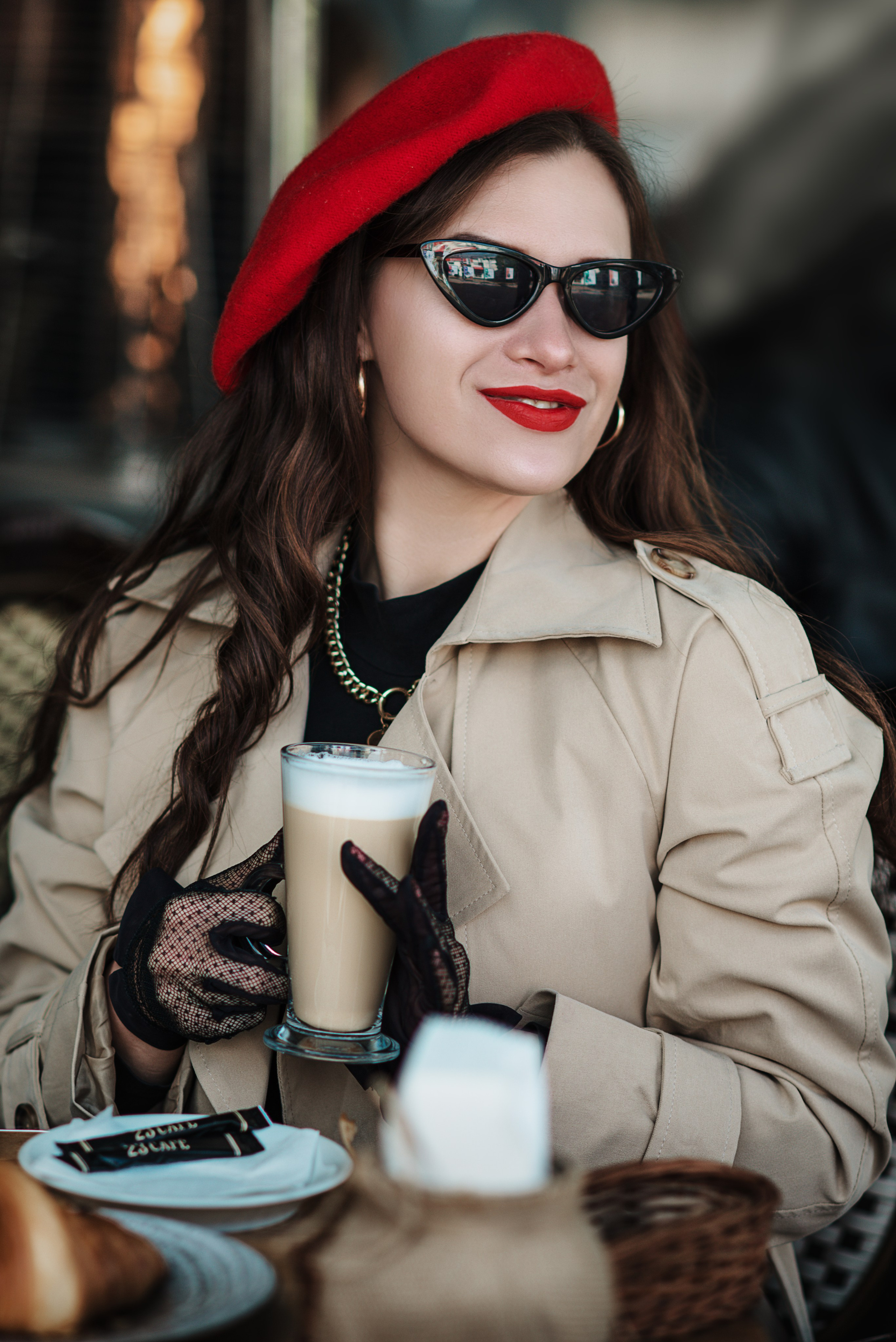Портретная фотосессия в городе. Красивая девушка в кафе. Фотограф в Симферополе и по Крыму Ольга Топоривская.