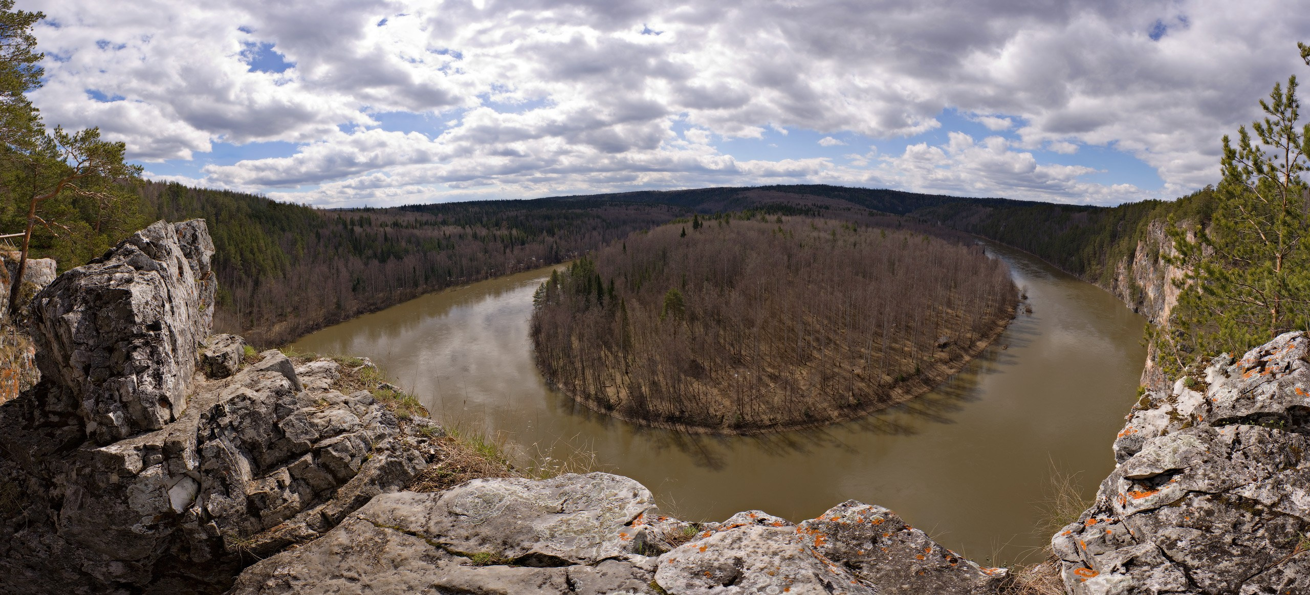 Панорама весенней реки Чусовой с вершины скалы Камень Омутной