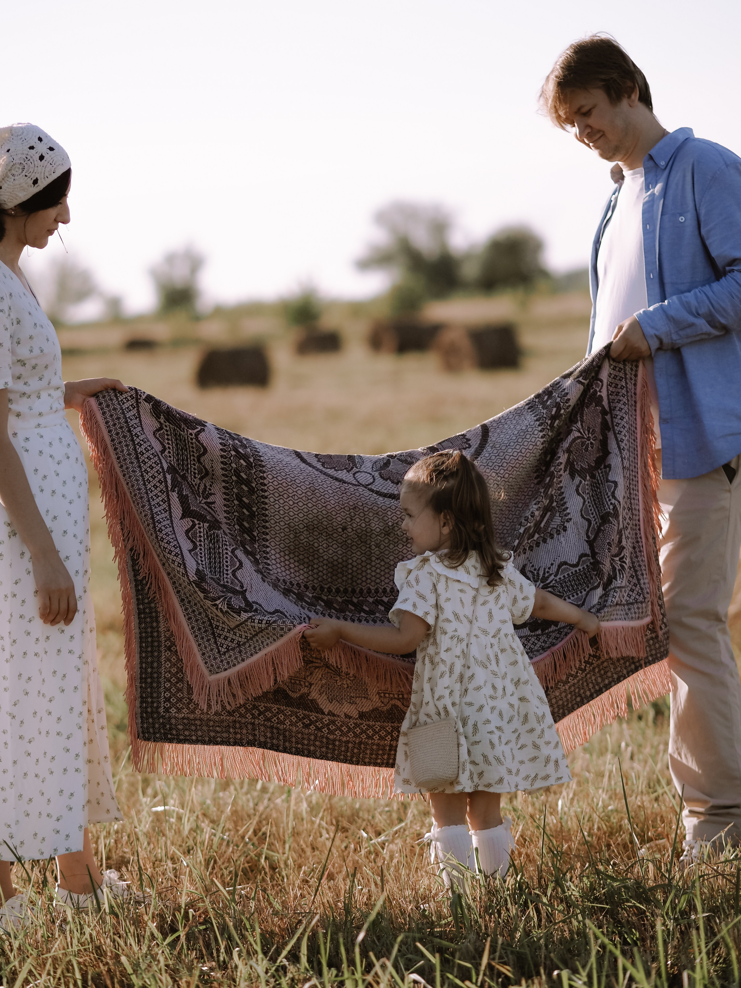 Гоняться по полю на тачке с мамой и папой. Обижаться. Смеяться. Фотограф Рязань. Семейный Свадебный фотограф