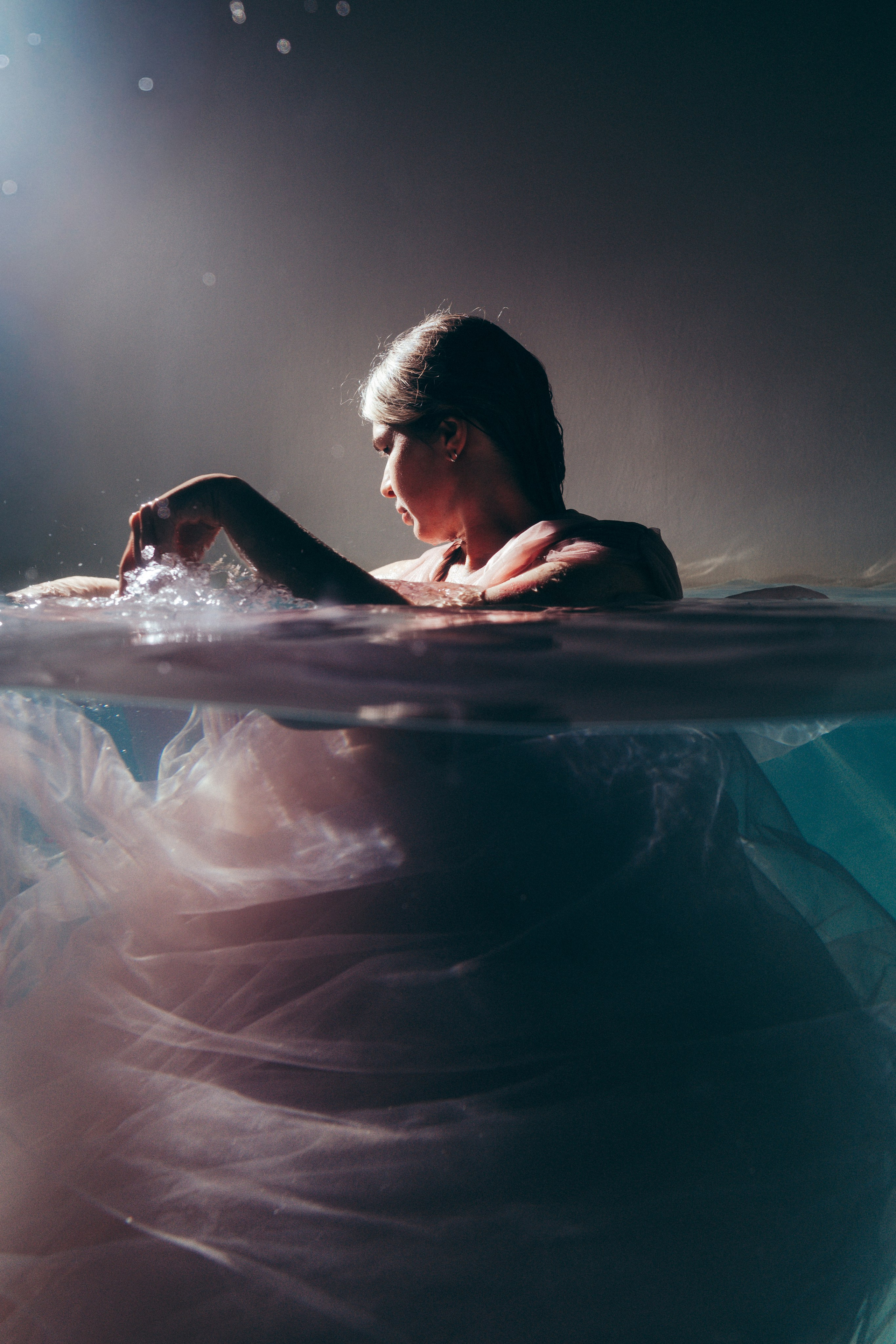 Женская съёмка с водой. Фотоведьма Дарья Нечинская