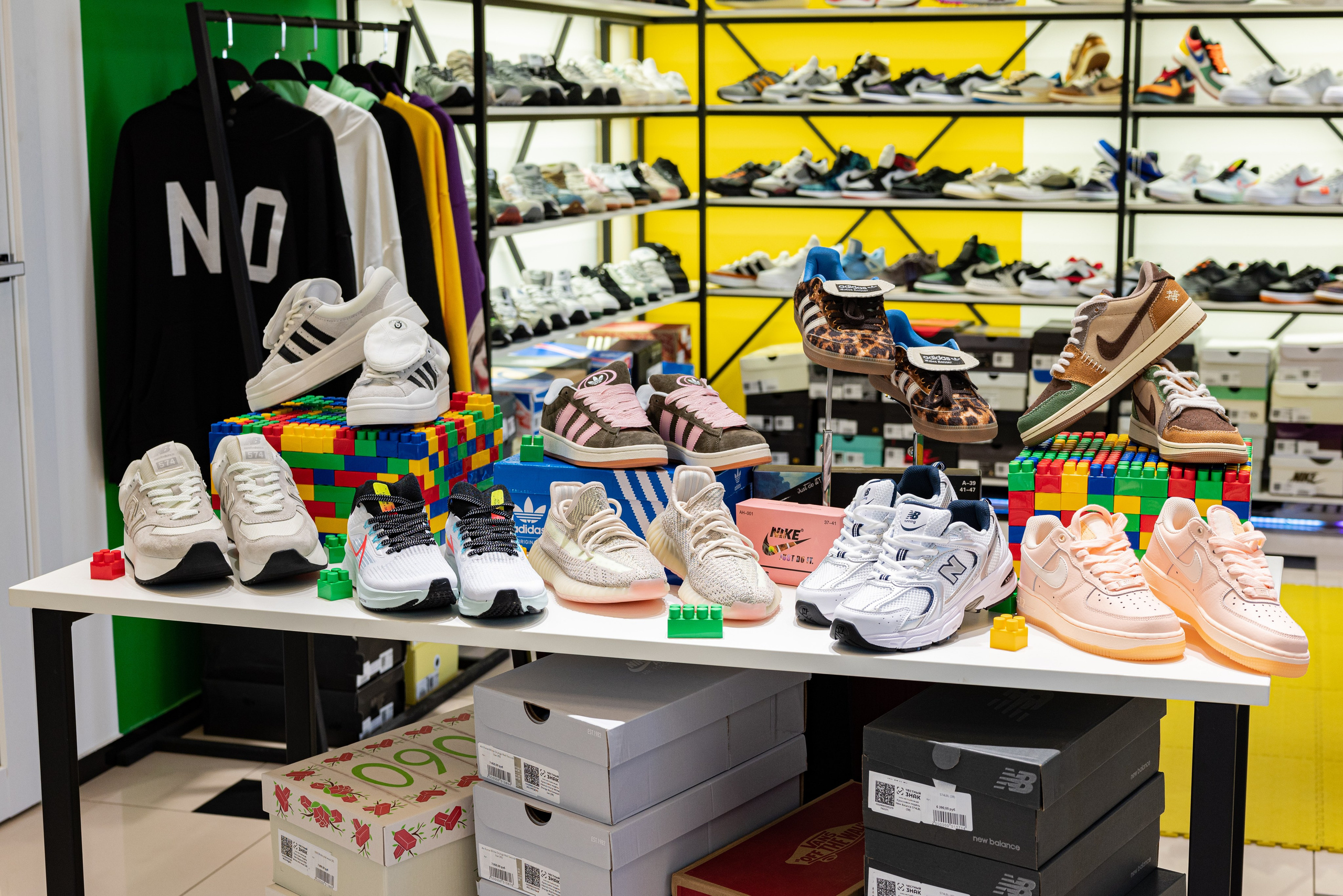 Магазин кроссовок. Предметный фотограф, фото для маркетплейсов Пятигорск, КМВ