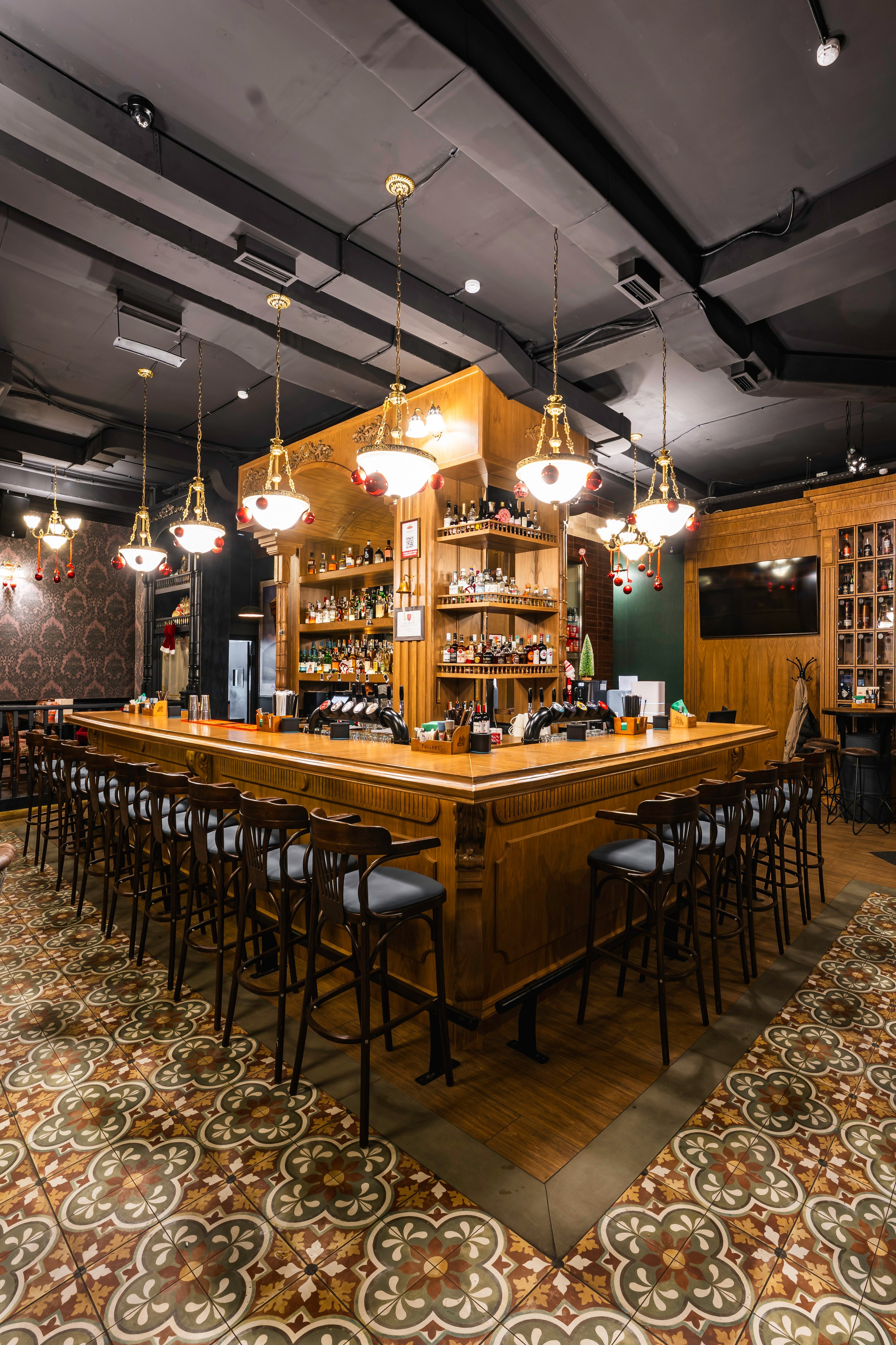 Алматы, Fuller's Izumrud — небольшой уютный паб в тихом районе, декабрь 2025. Интерьерный фотограф Алматы