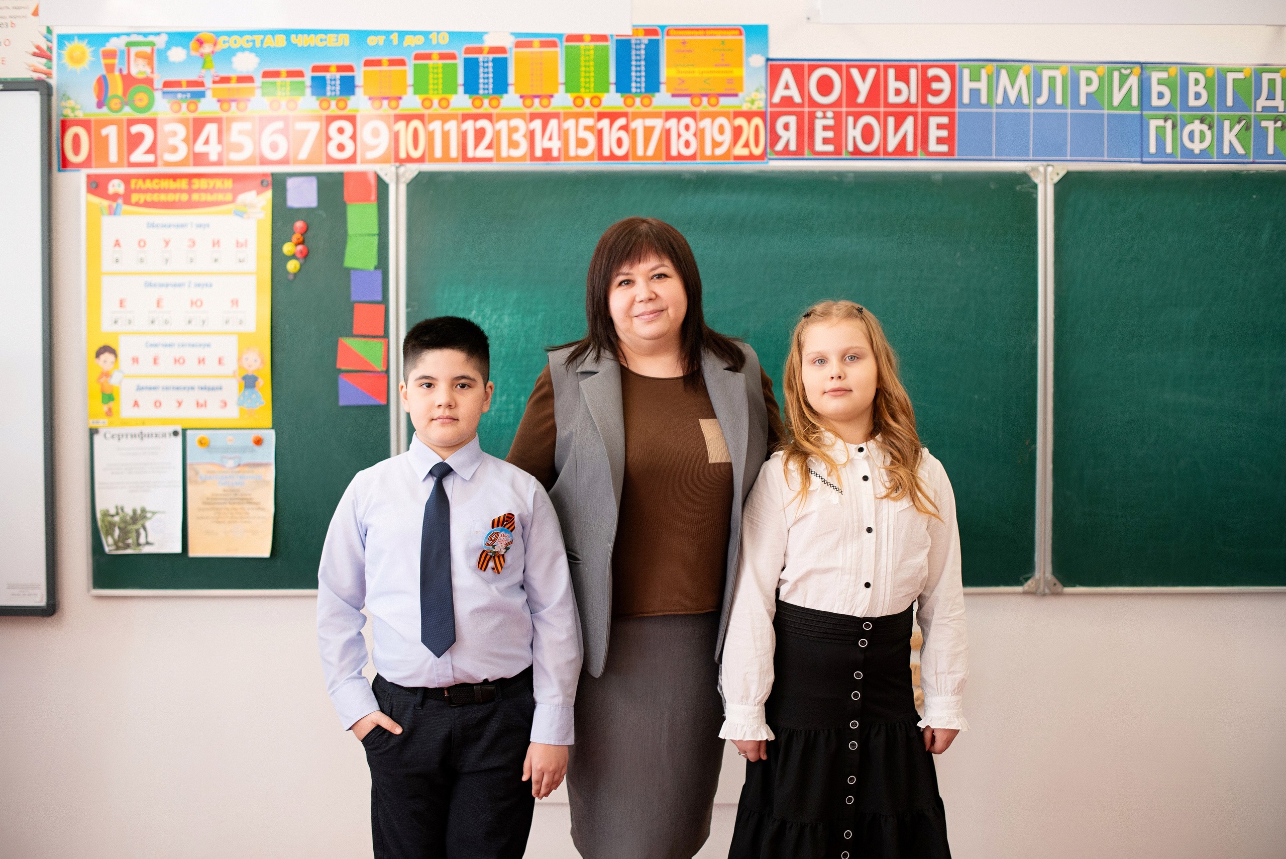 Профессиональная фотография ученика средней школы города Сургут, качественная съемка для школьного альбома, выпускник 2026 года.