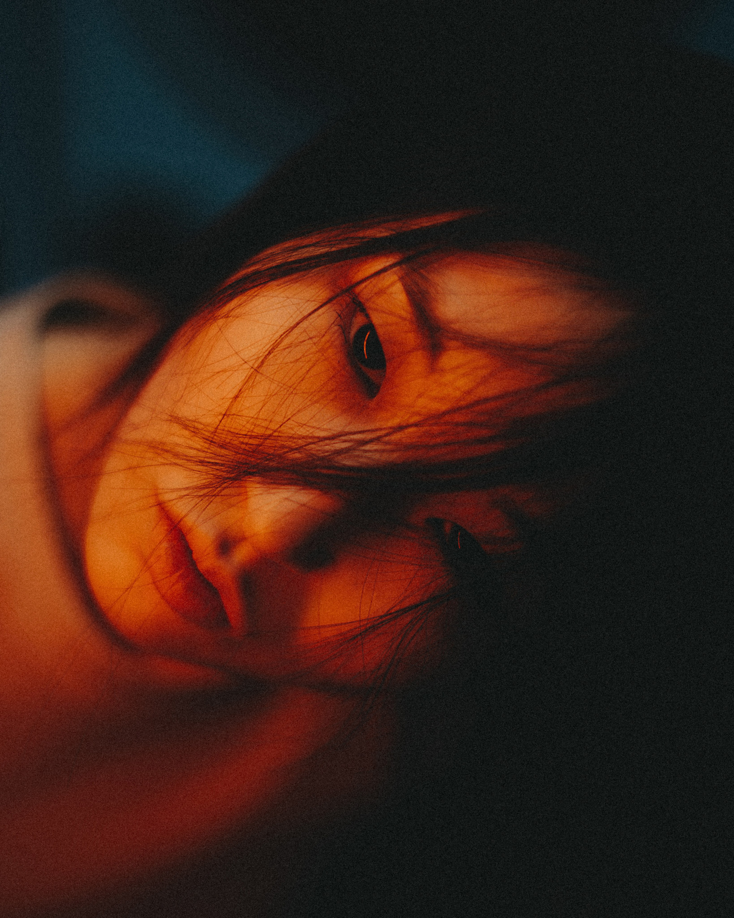 Киношная фотосессия в необычной локации с цветным светом