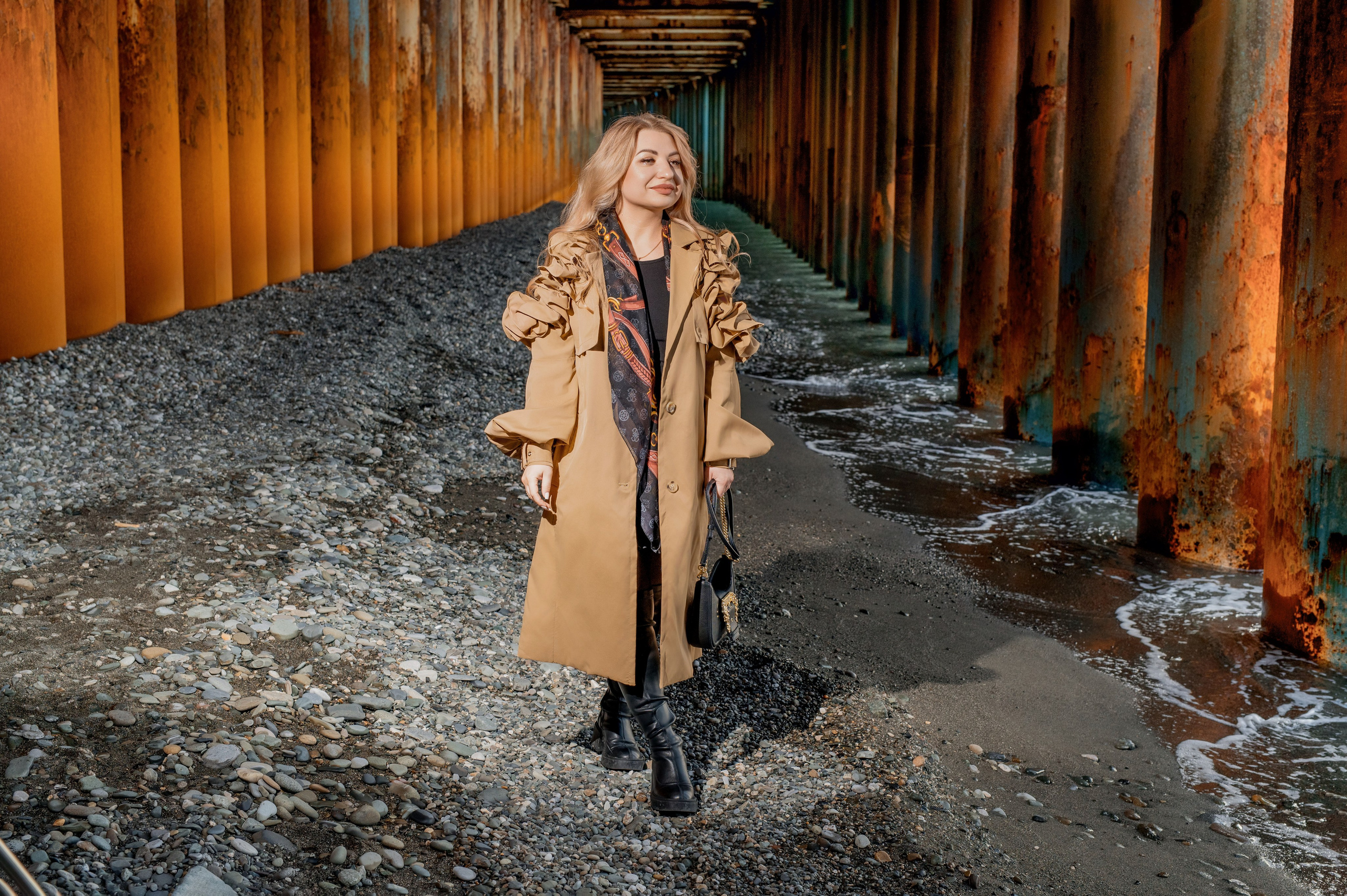 Девушка на фоне колонн и моря в Сириусе.