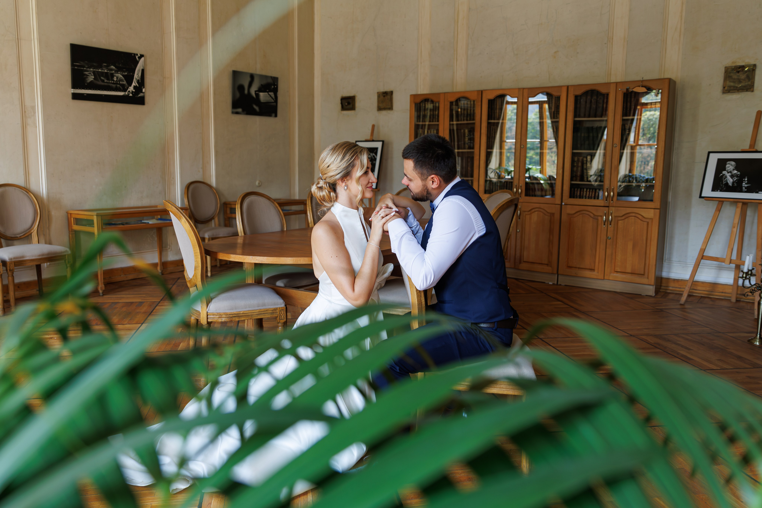 Свадебная фотосессия в библиотеке-читальне им А. С. Пушкина. Свадебный фотограф Москва и МО Сергей Киржаев