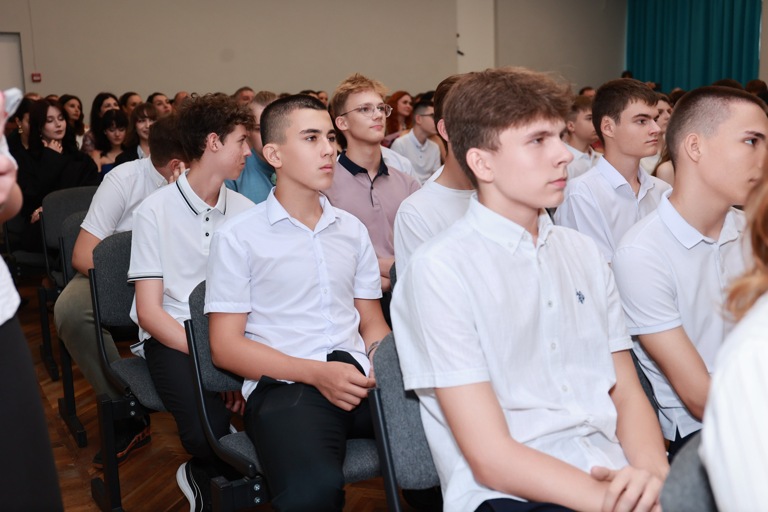 Вручение аттестатов СОШ 42 (2025г). Детский семейный фотограф Краснодар