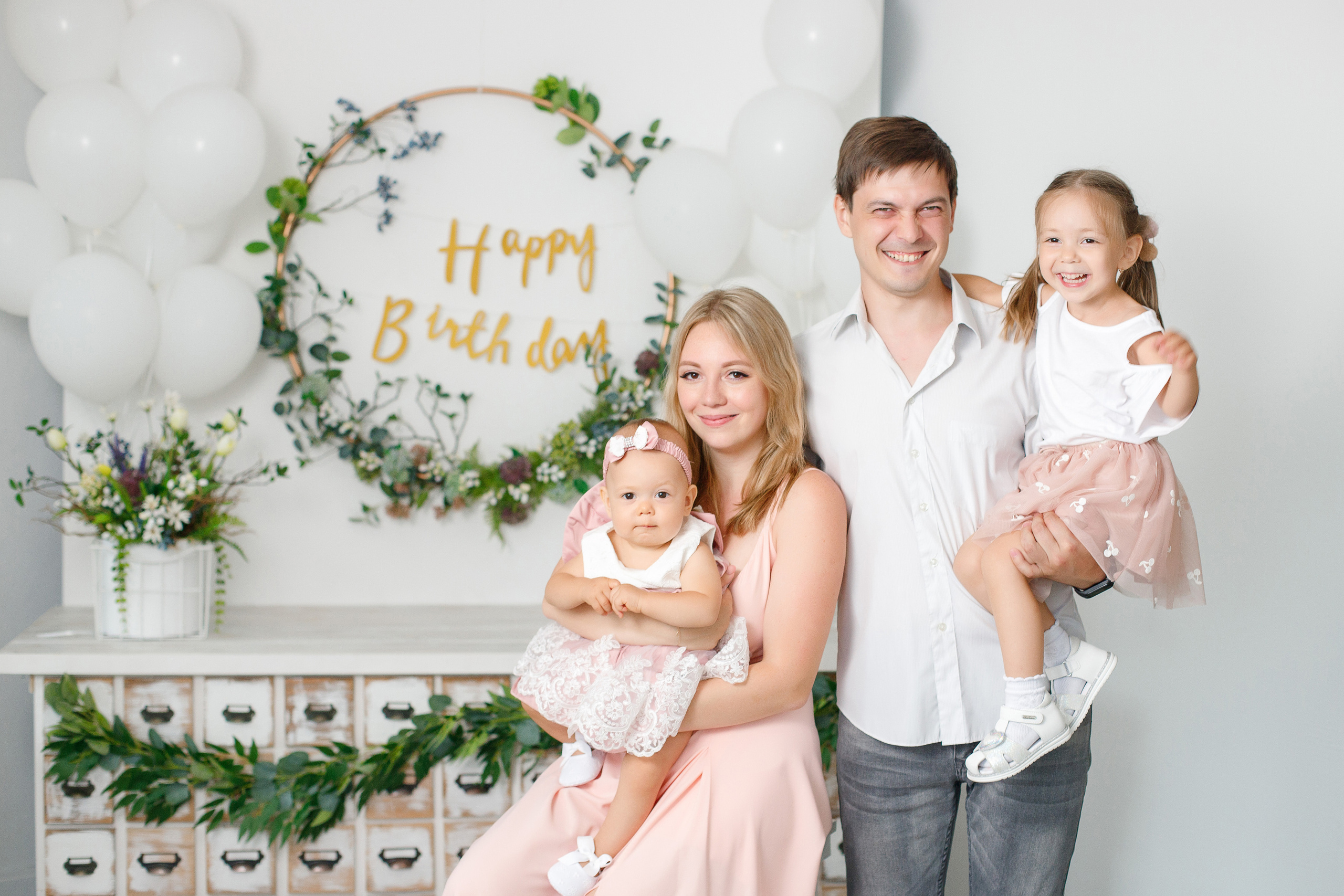 Семейная фотосессия в фотостудии и на природе в Твери. Свадебный и семейный фотограф в Твери и Тверской области