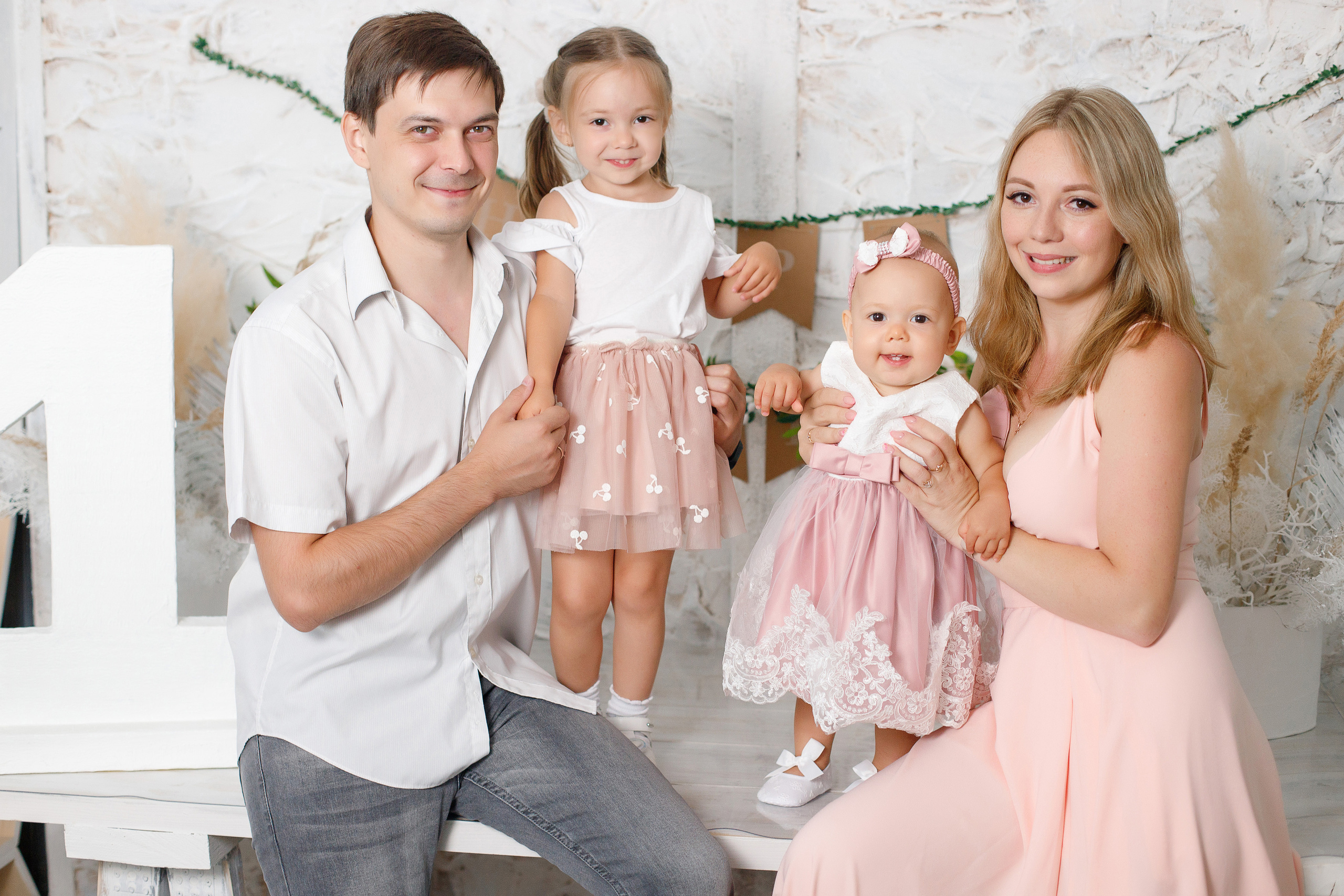 Семейная фотосессия в фотостудии и на природе в Твери. Свадебный и семейный фотограф в Твери и Тверской области