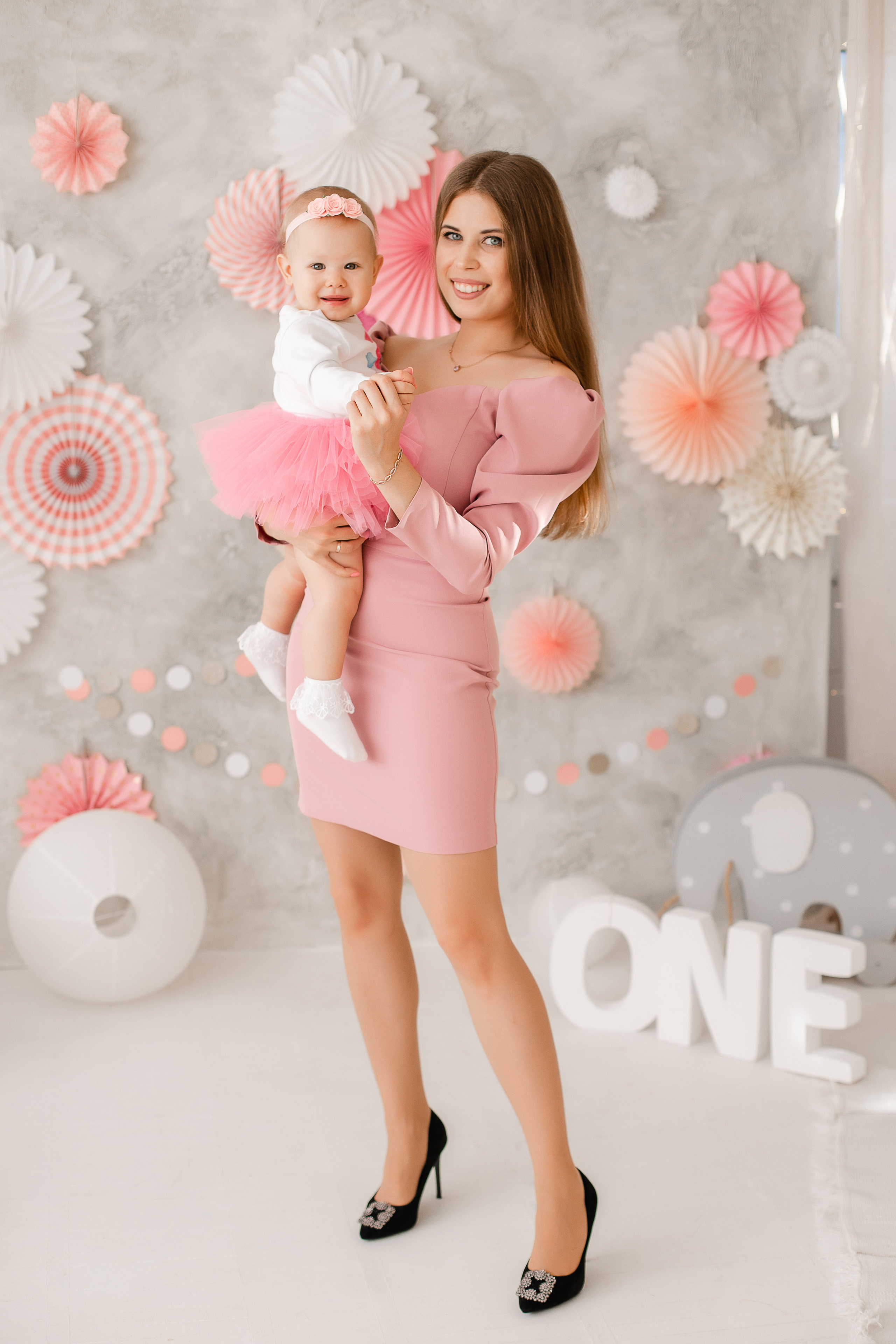 Семейная фотосессия в фотостудии и на природе в Твери. Свадебный и семейный фотограф в Твери и Тверской области