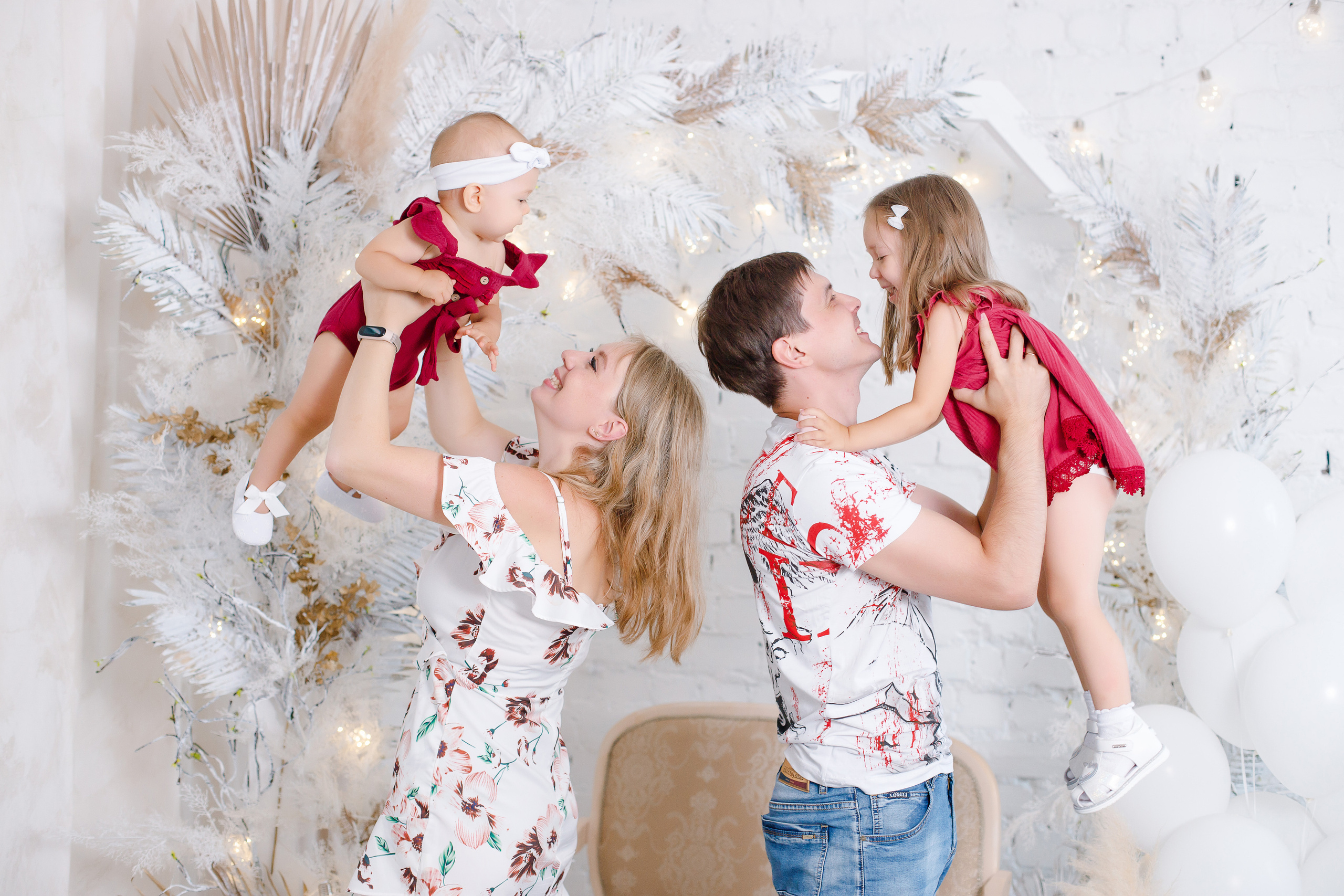 Семейная фотосессия в фотостудии и на природе в Твери. Свадебный и семейный фотограф в Твери и Тверской области