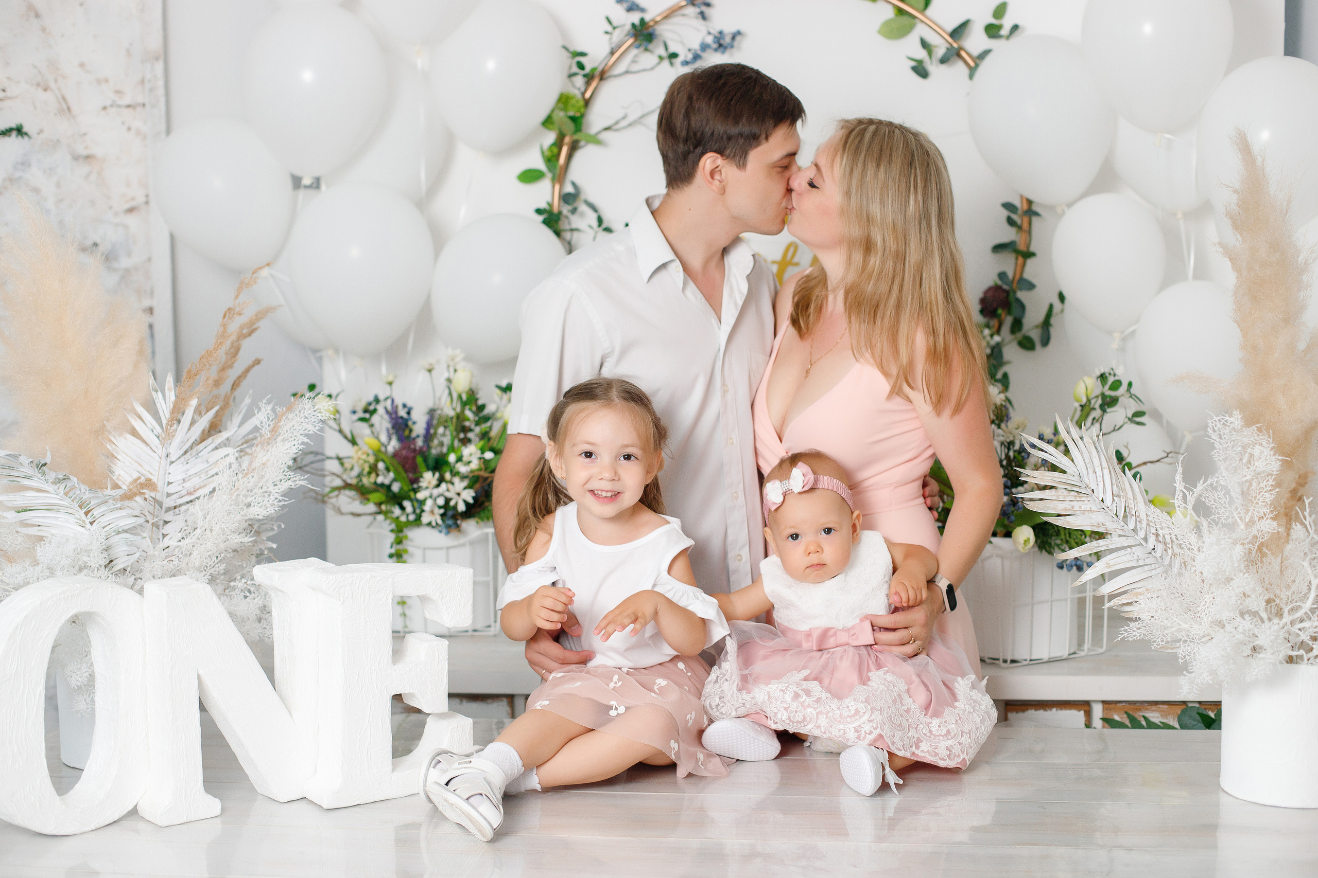 Семейная фотосессия в фотостудии и на природе в Твери. Свадебный и семейный фотограф в Твери и Тверской области