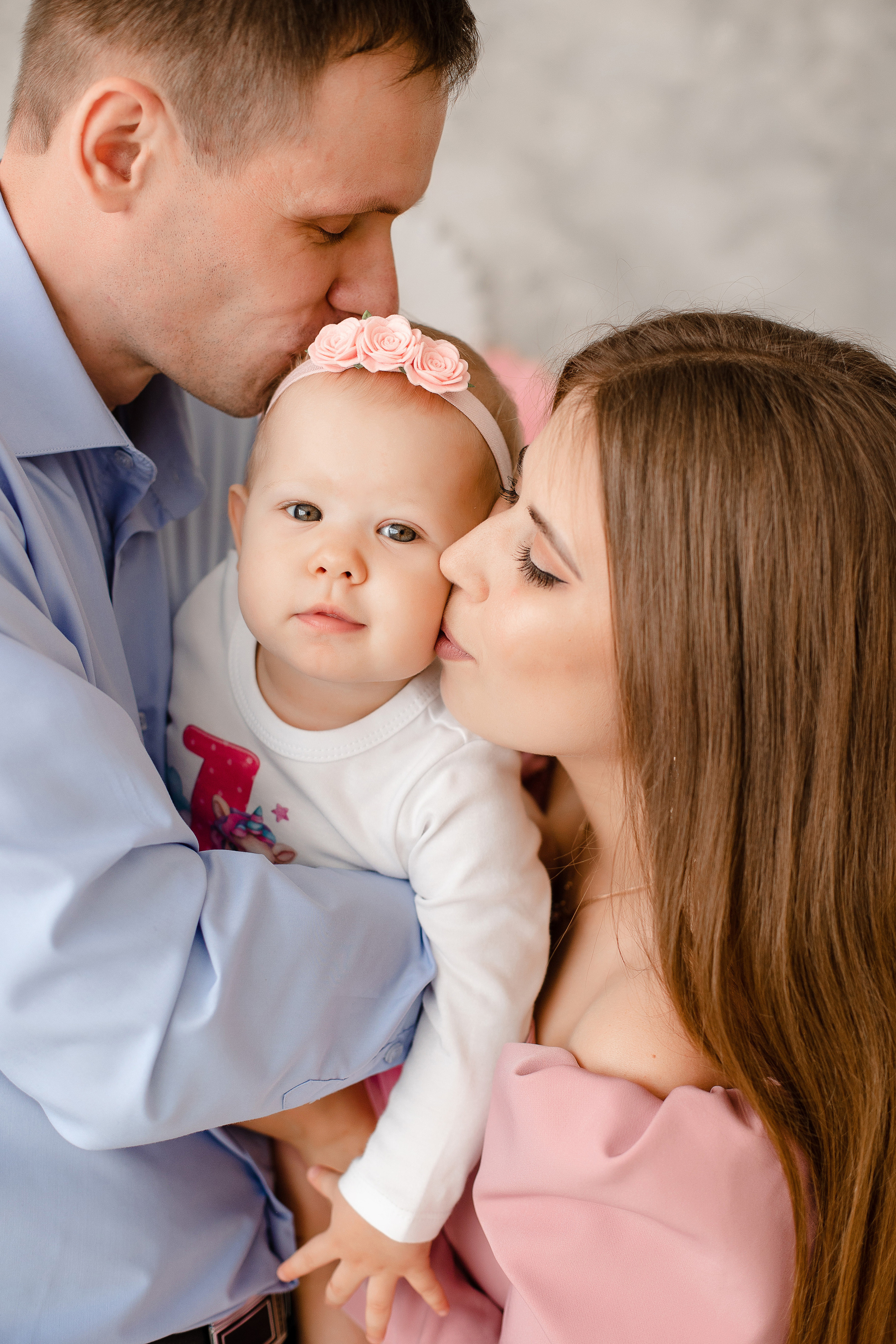 Семейная фотосессия в фотостудии и на природе в Твери. Свадебный и семейный фотограф в Твери и Тверской области