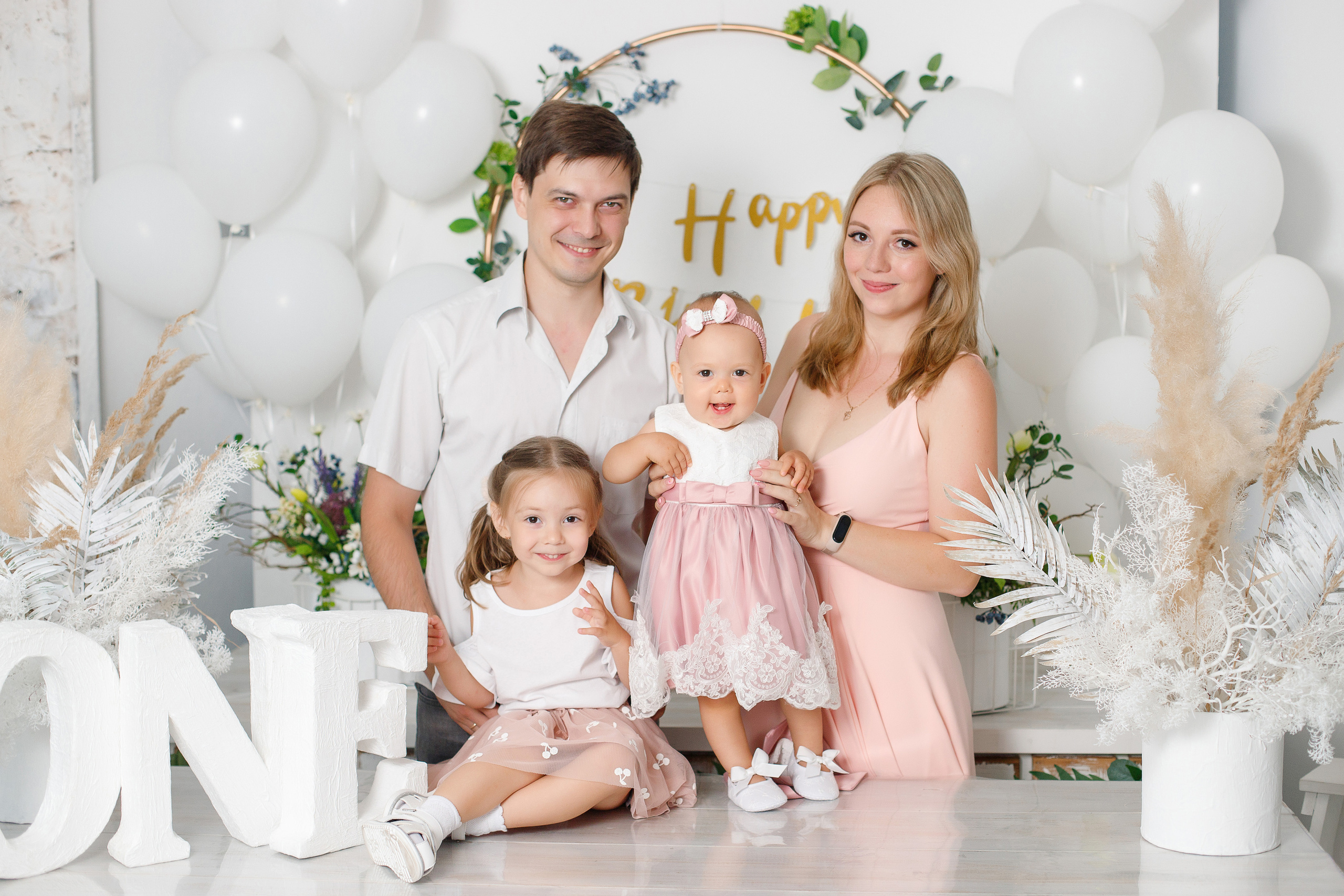 Семейная фотосессия в фотостудии и на природе в Твери. Свадебный и семейный фотограф в Твери и Тверской области