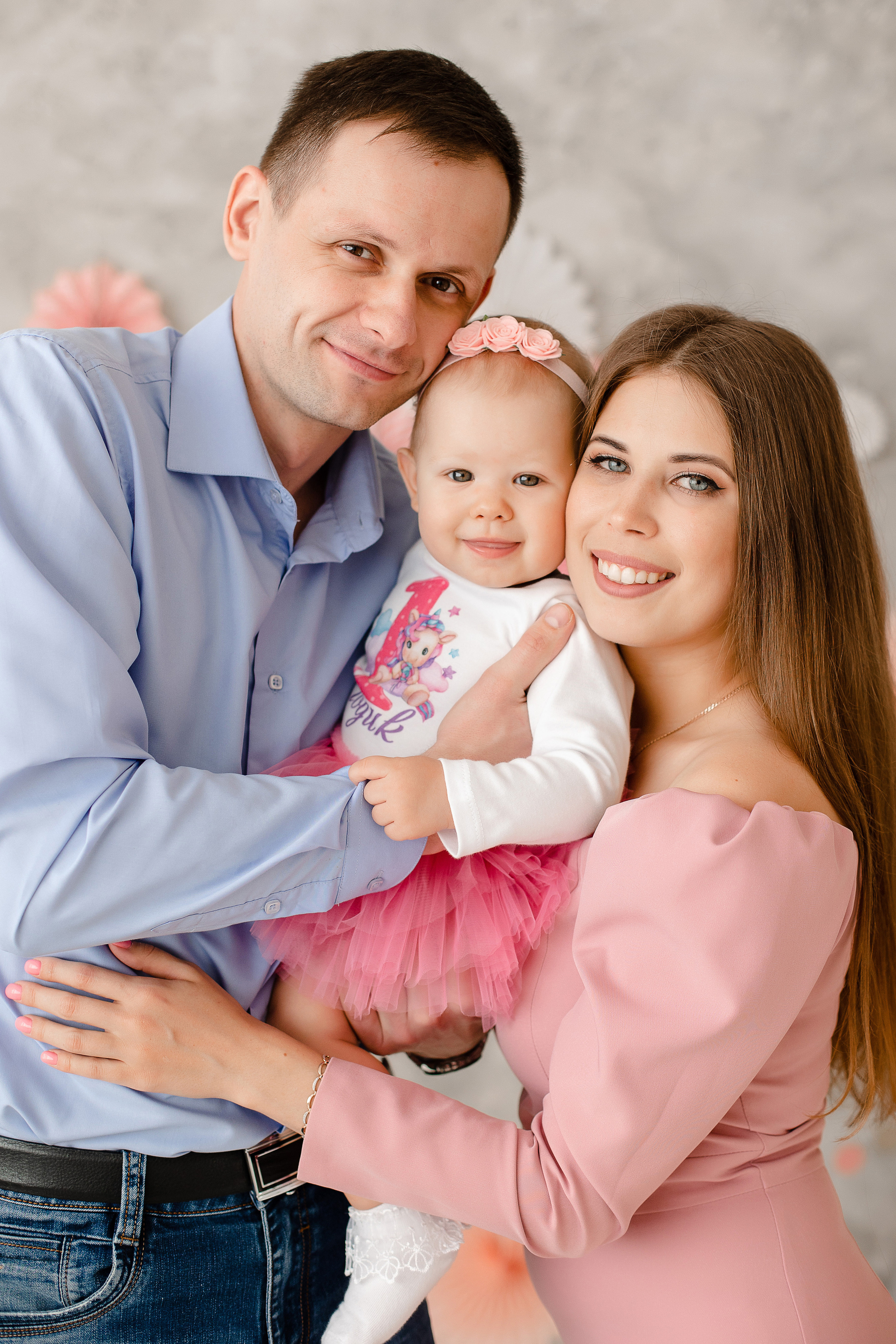 Семейная фотосессия в фотостудии и на природе в Твери. Свадебный и семейный фотограф в Твери и Тверской области