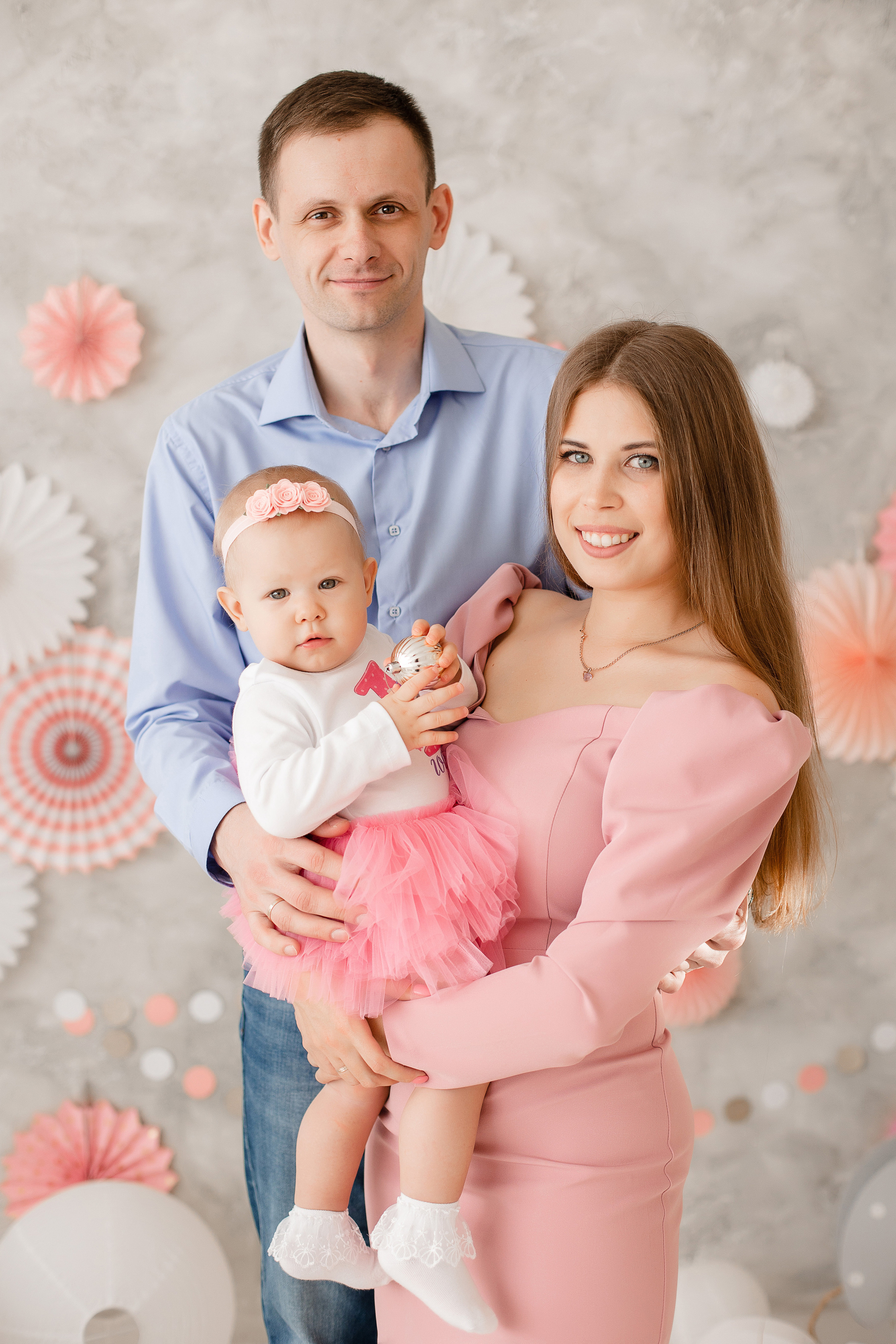 Семейная фотосессия в фотостудии и на природе в Твери. Свадебный и семейный фотограф в Твери и Тверской области