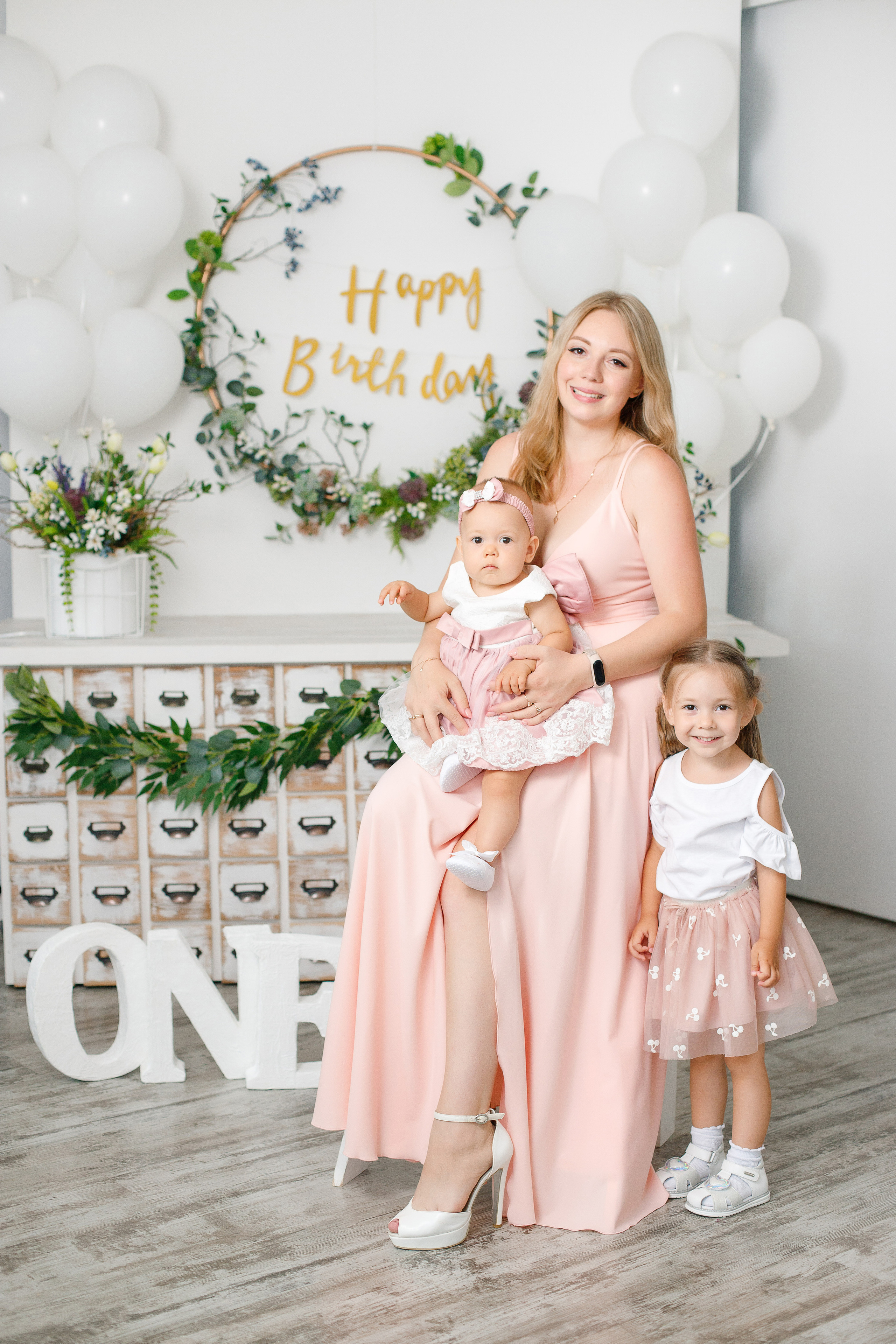 Семейная фотосессия в фотостудии и на природе в Твери. Свадебный и семейный фотограф в Твери и Тверской области