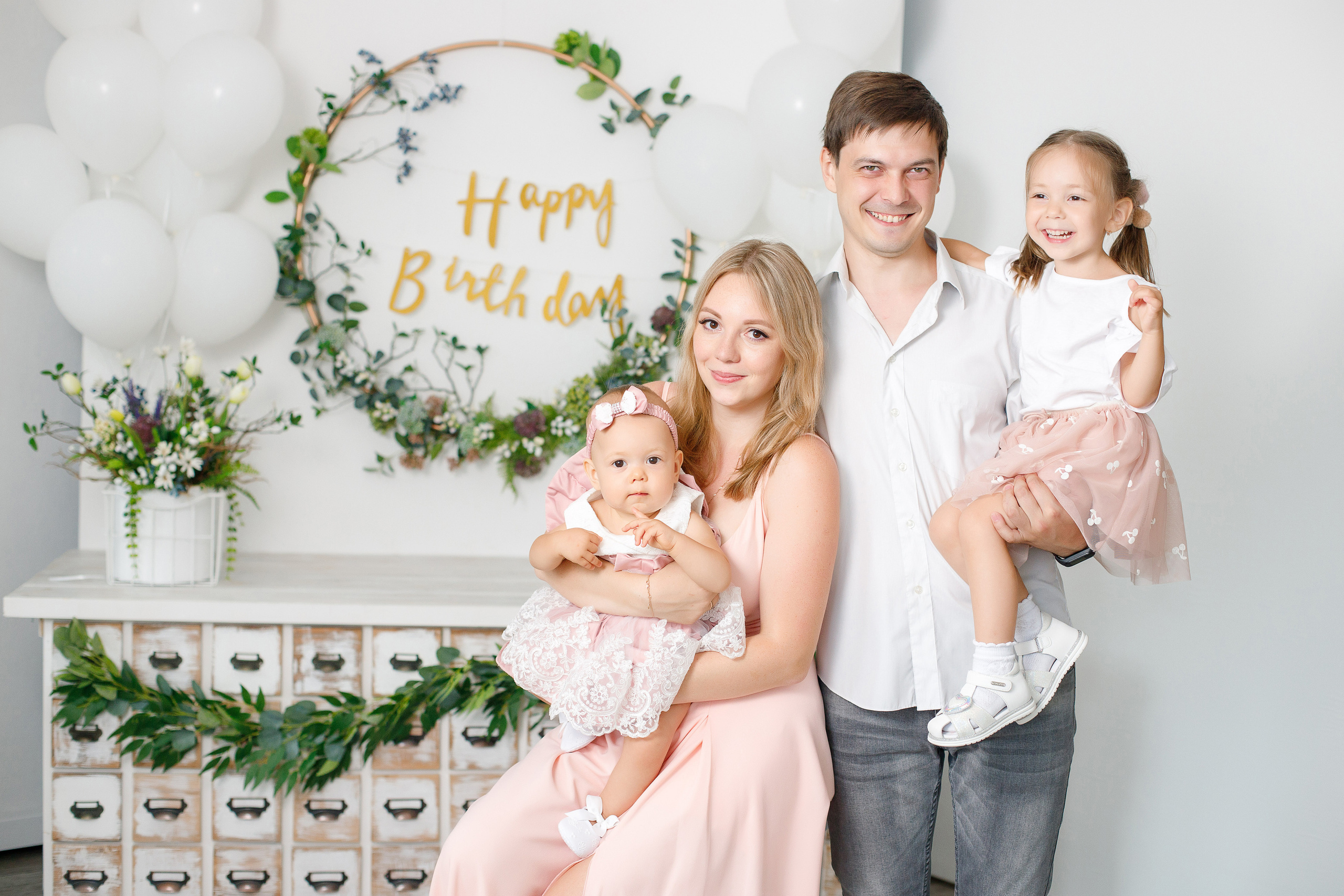 Семейная фотосессия в фотостудии и на природе в Твери. Свадебный и семейный фотограф в Твери и Тверской области