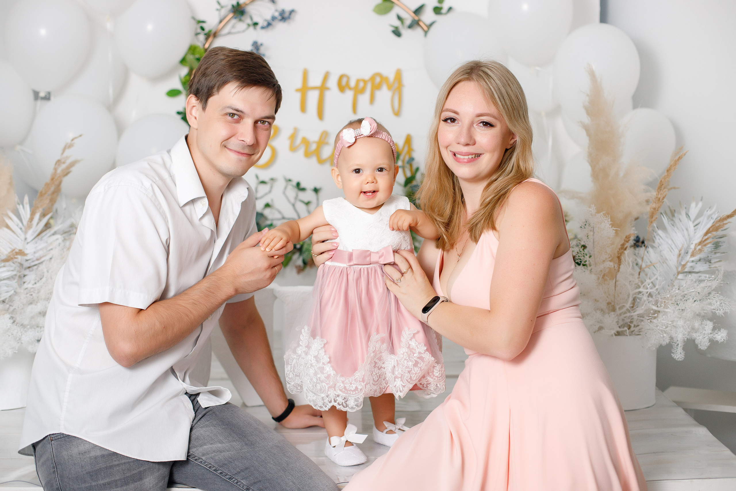 Семейная фотосессия в фотостудии и на природе в Твери. Свадебный и семейный фотограф в Твери и Тверской области