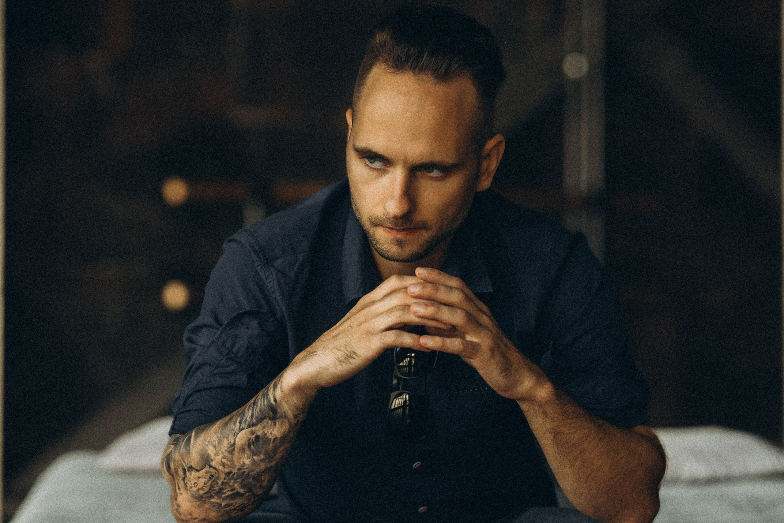 Игра света и тени на мужском лице, арт-портрет