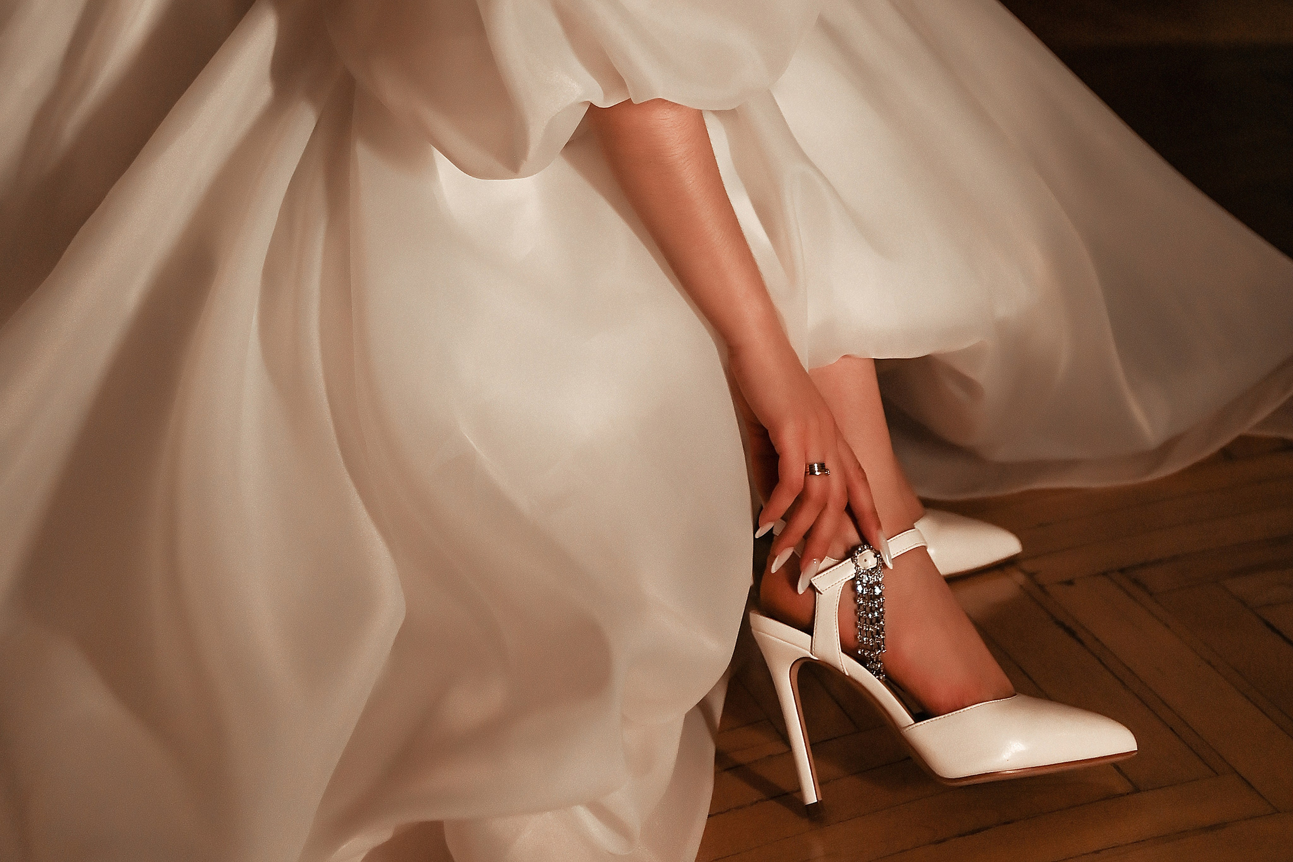 Небольшая свадебная серия в музее и прогулкой под дождем Эльмиры и Ризата. Свадебный, семейный, детский, контент фотограф в Омске Максим Ильин