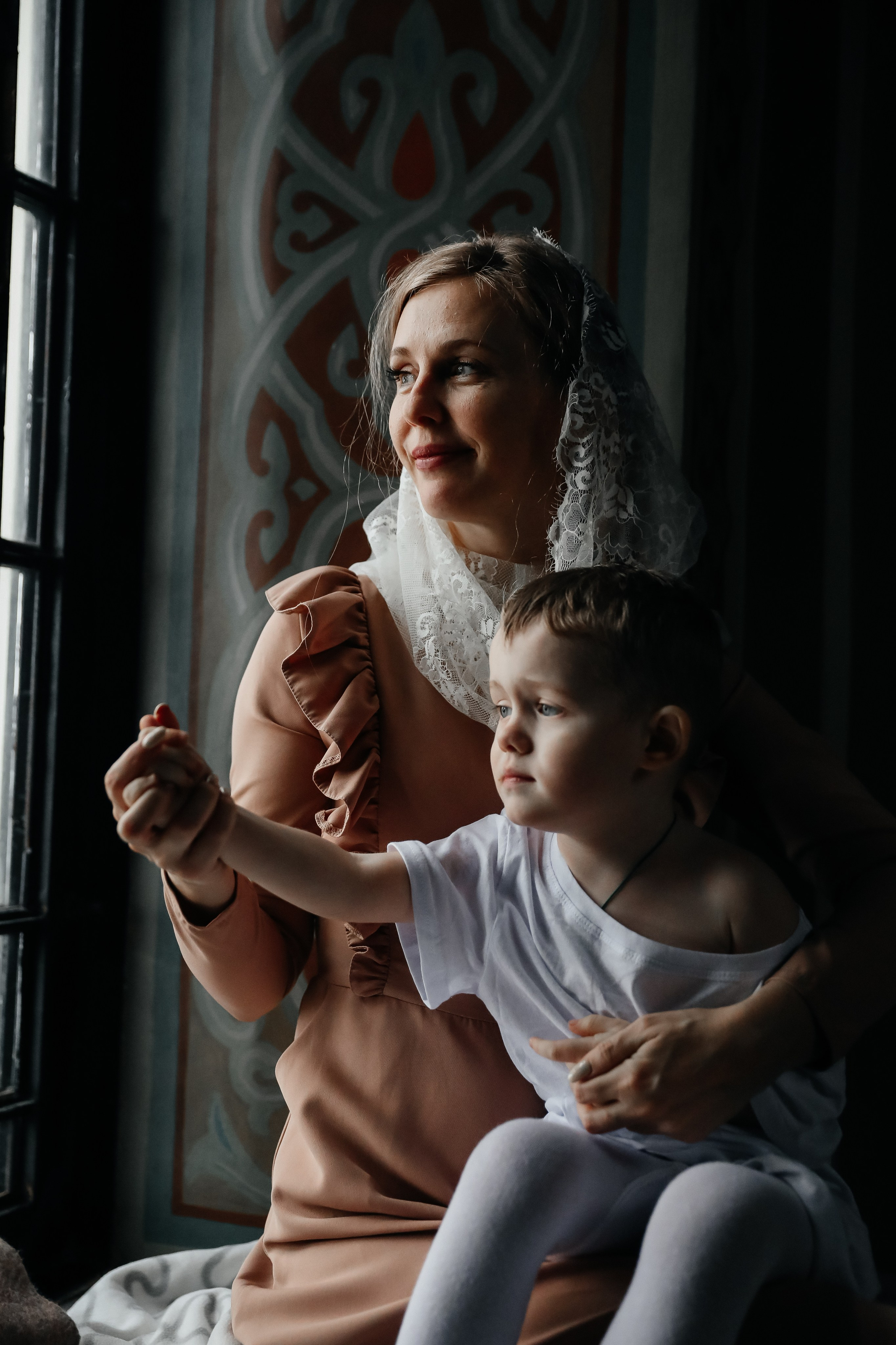 мама с ребенком в церкви после крещения