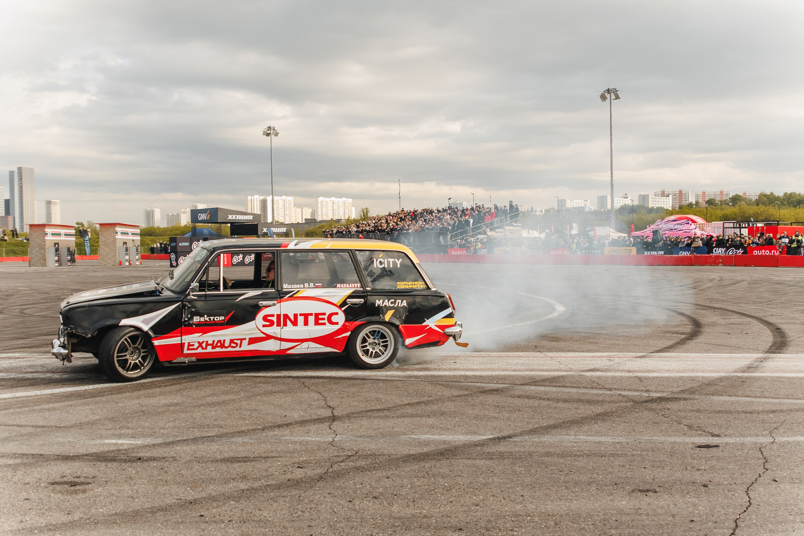 Выставка и дрифт машин. Репортажный фотограф. Москва. Алина Ланская