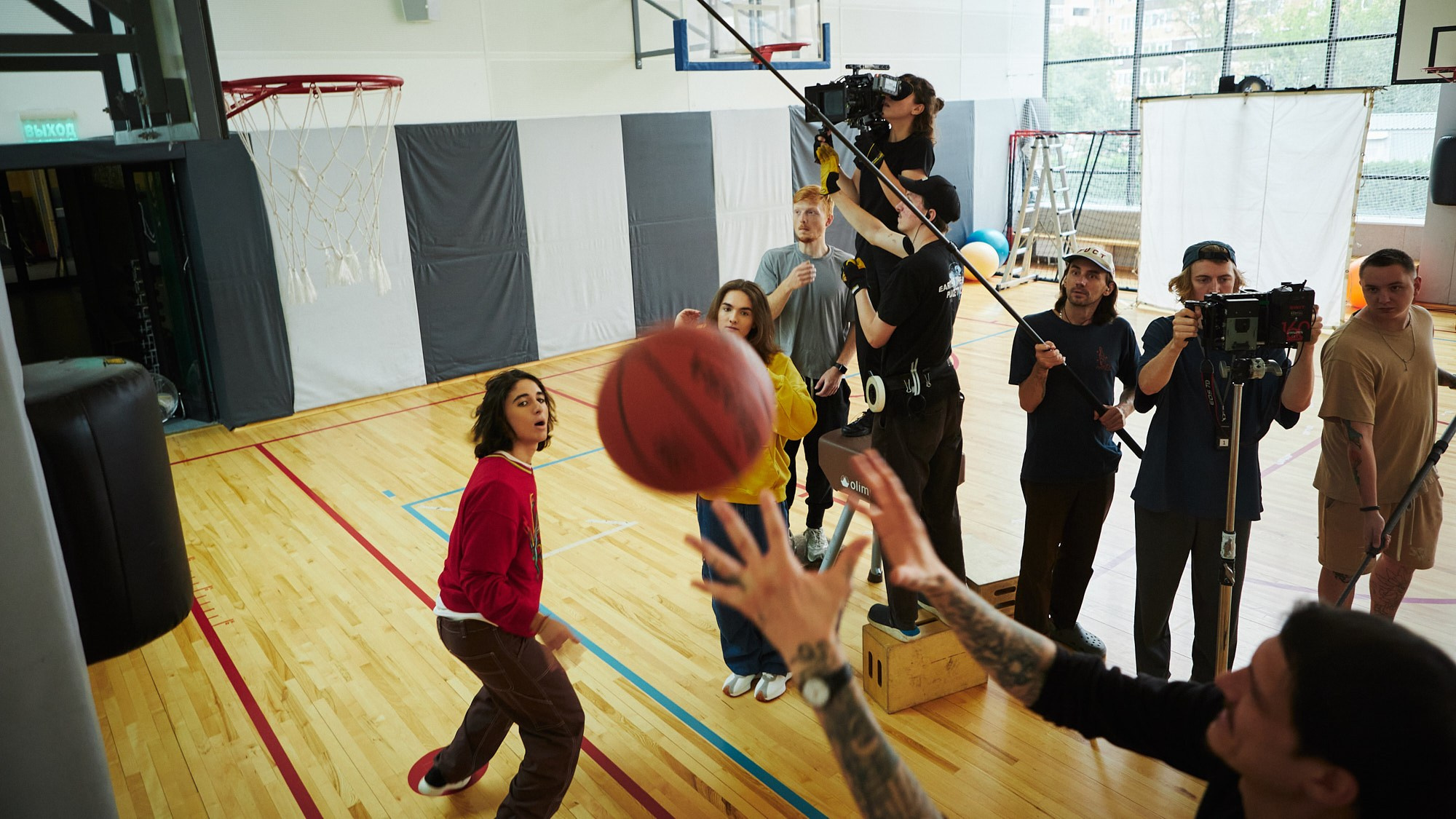 Бэкстейдж сериала «Школота» — репортажная фотосъёмка съёмочного процесса. Репортажный фотограф в Москве — Дмитрий Тарасов | Съёмка мероприятий, концертов, корпоративов