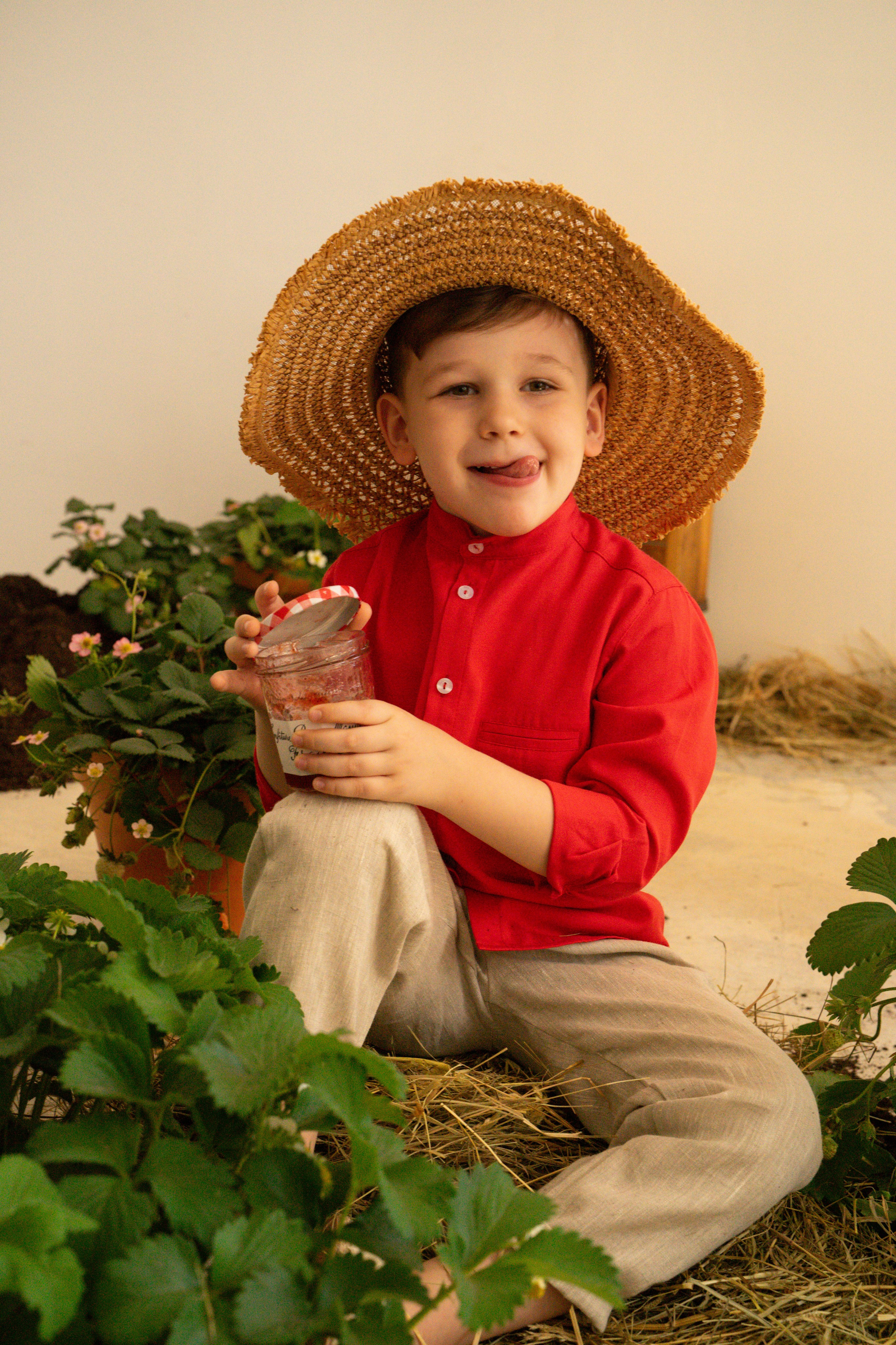 Маленькие садоводы. Ваш фотограф Tetiana Kolos, найду самый удачный ракурс и словлю момент