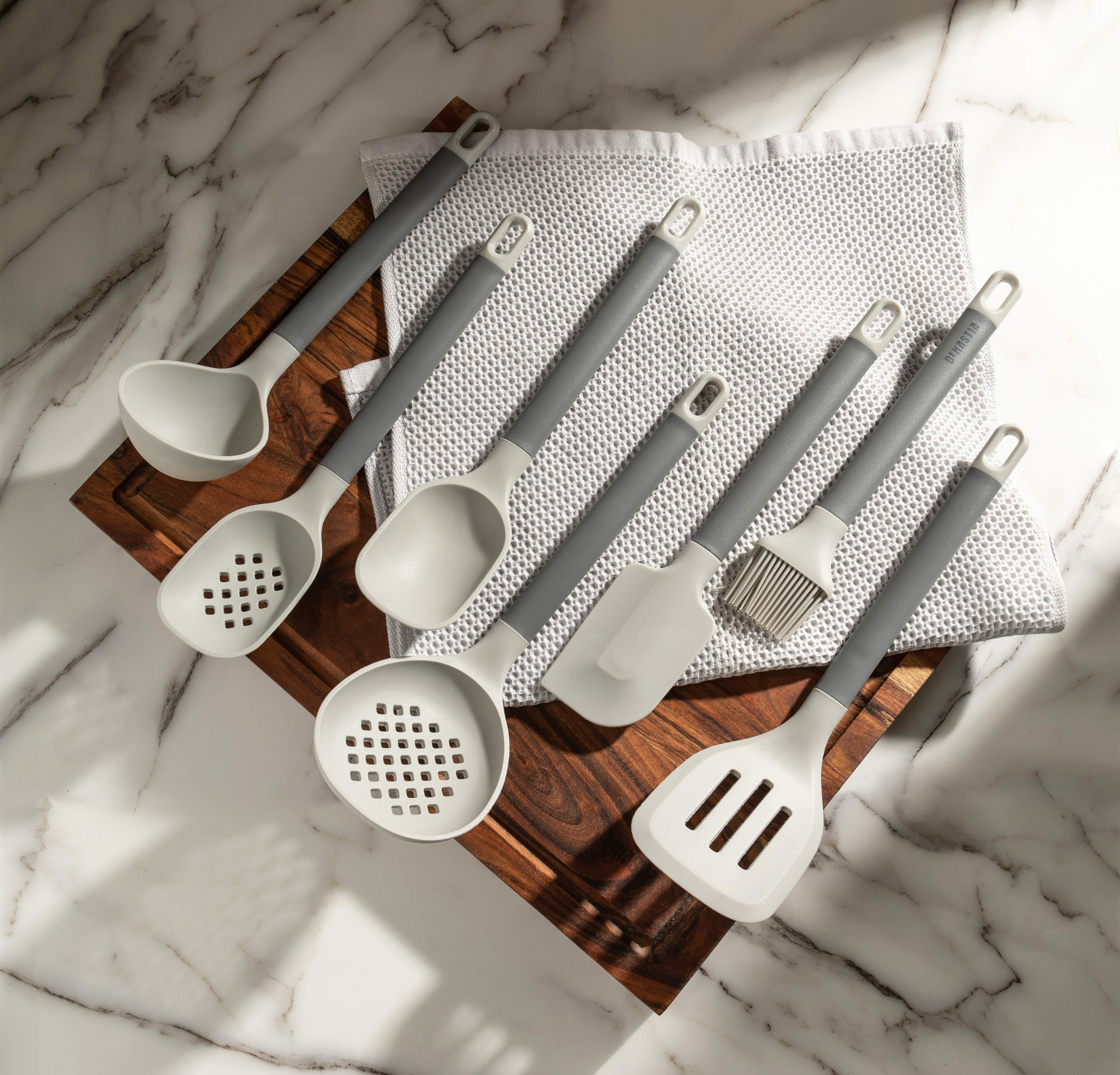 Поварешки разных размеров на столе | Контент для каталога посуды