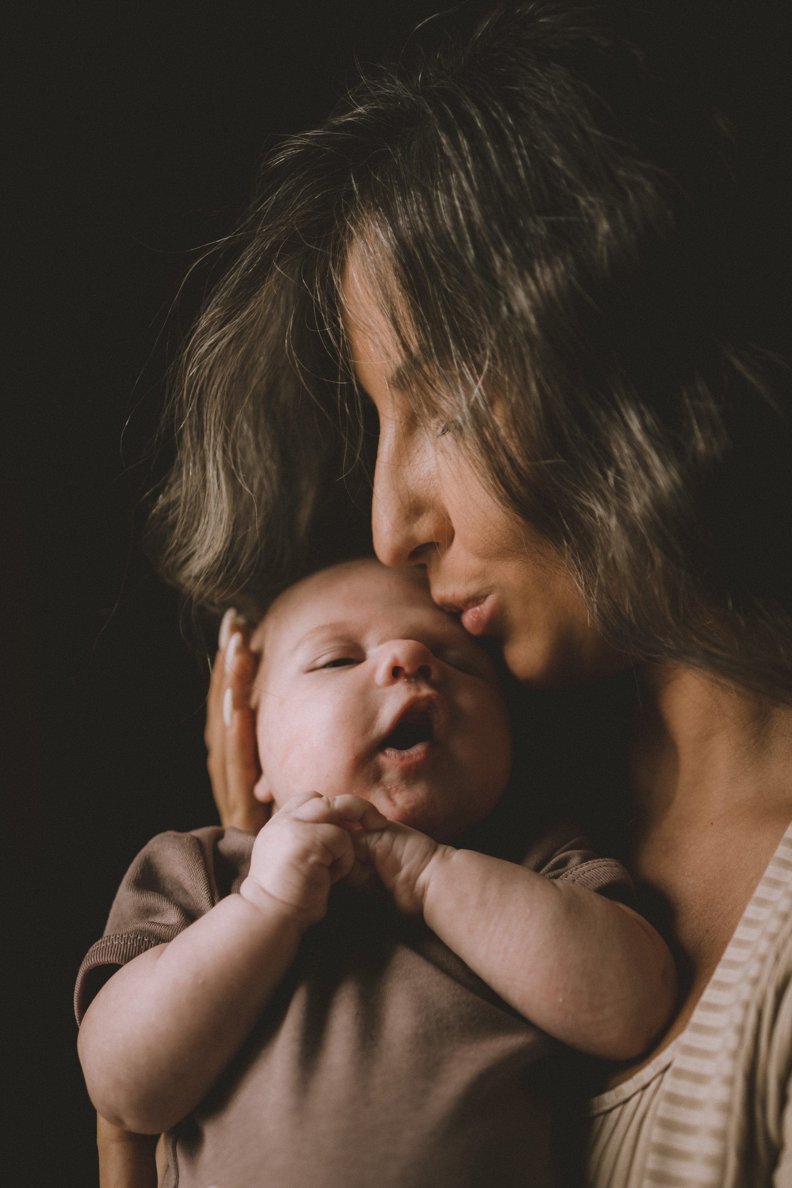 трогательный кадр мама целует малыша нежный кадр с младенцем