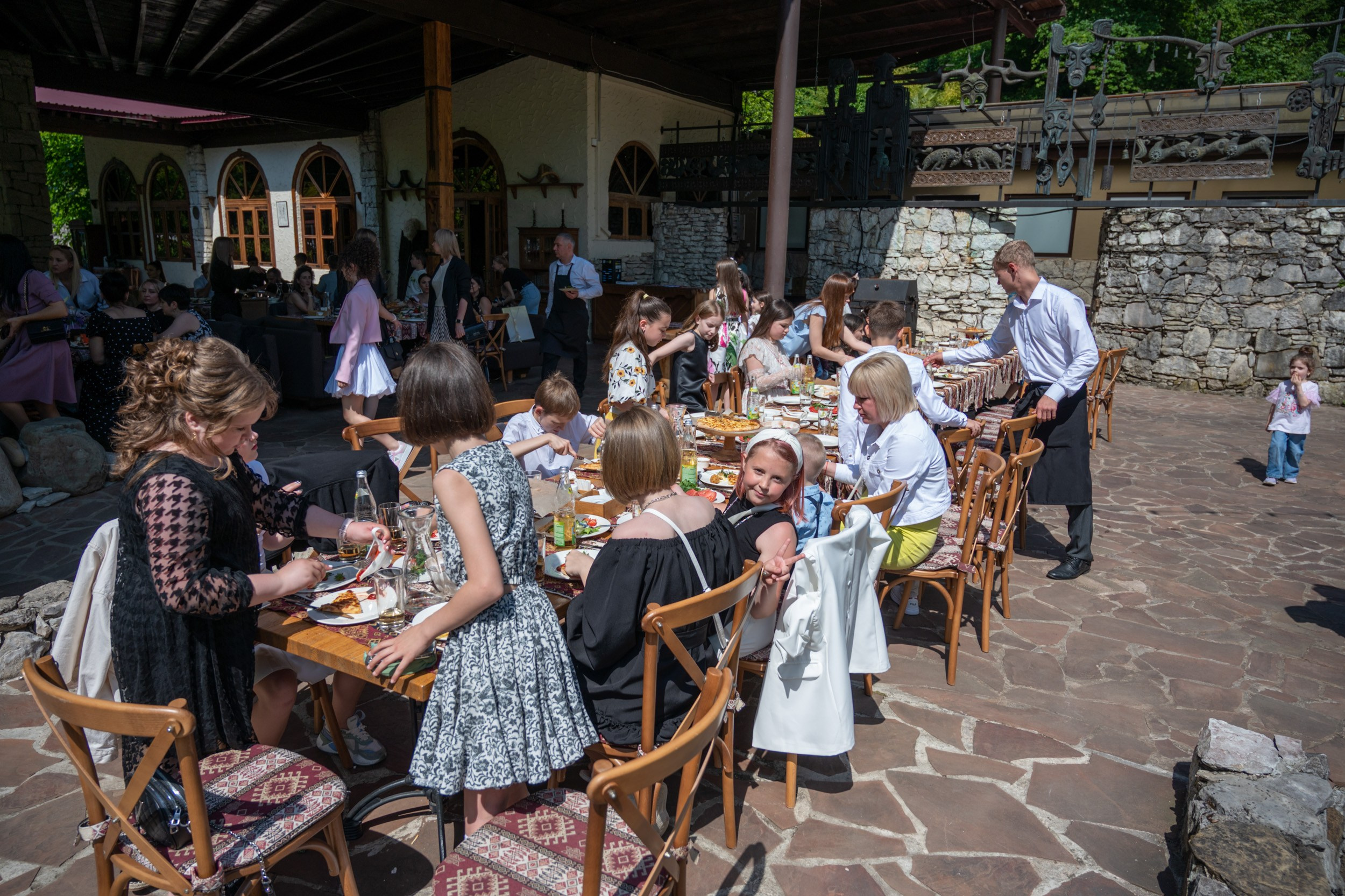 Праздник окончания учебного года 2024. Фотографирую счастливых людей в Сочи