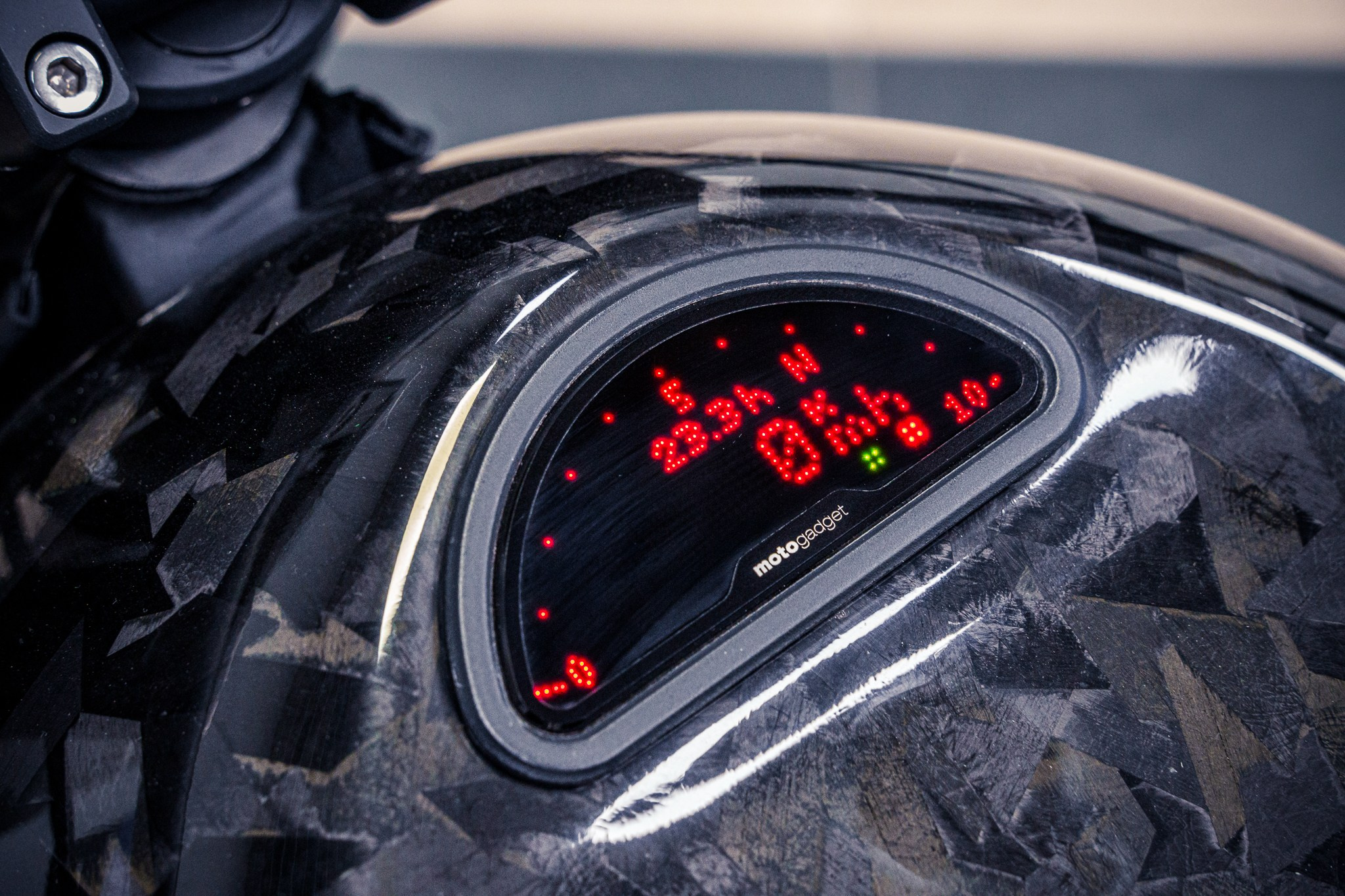 Мотоцикл GAZ Custom — детали конструкции и текстура карбона