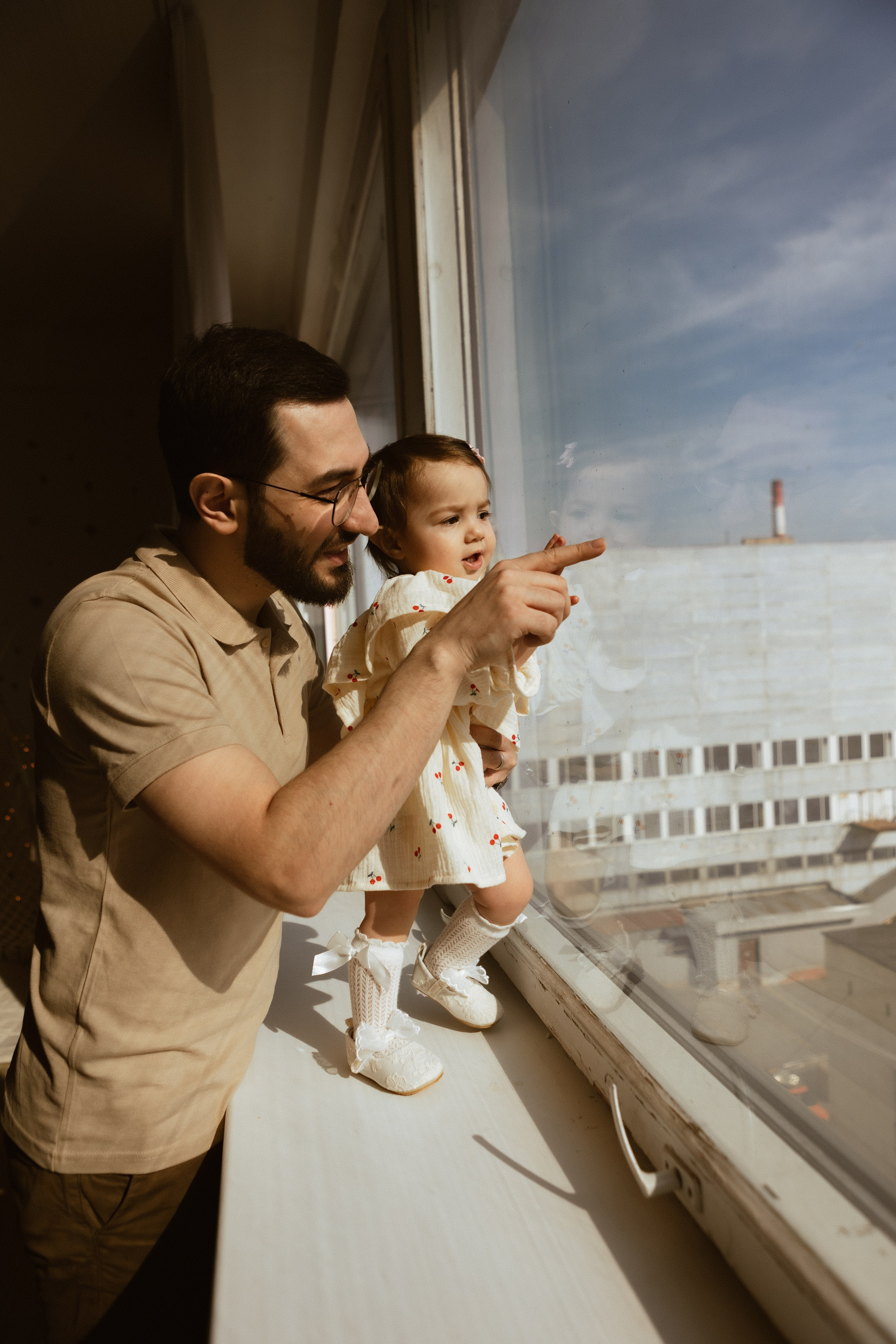 нежная семейная фотосессия с годовалой дочкой в студии, фото папы и дочки, семейный фотограф в Москве