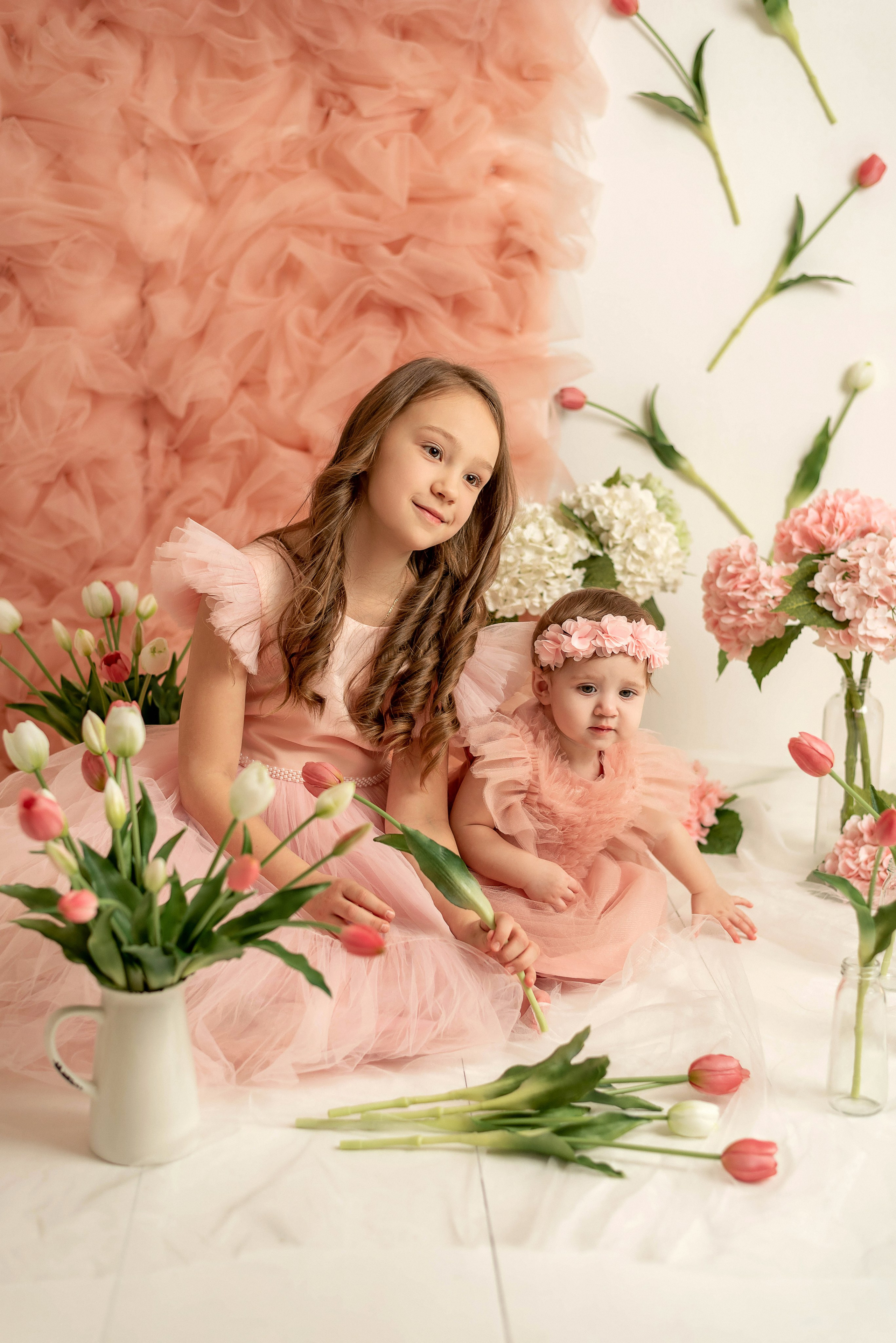 София и Есения — тюльпаны. Семейный и детский фотограф Наталья Горда