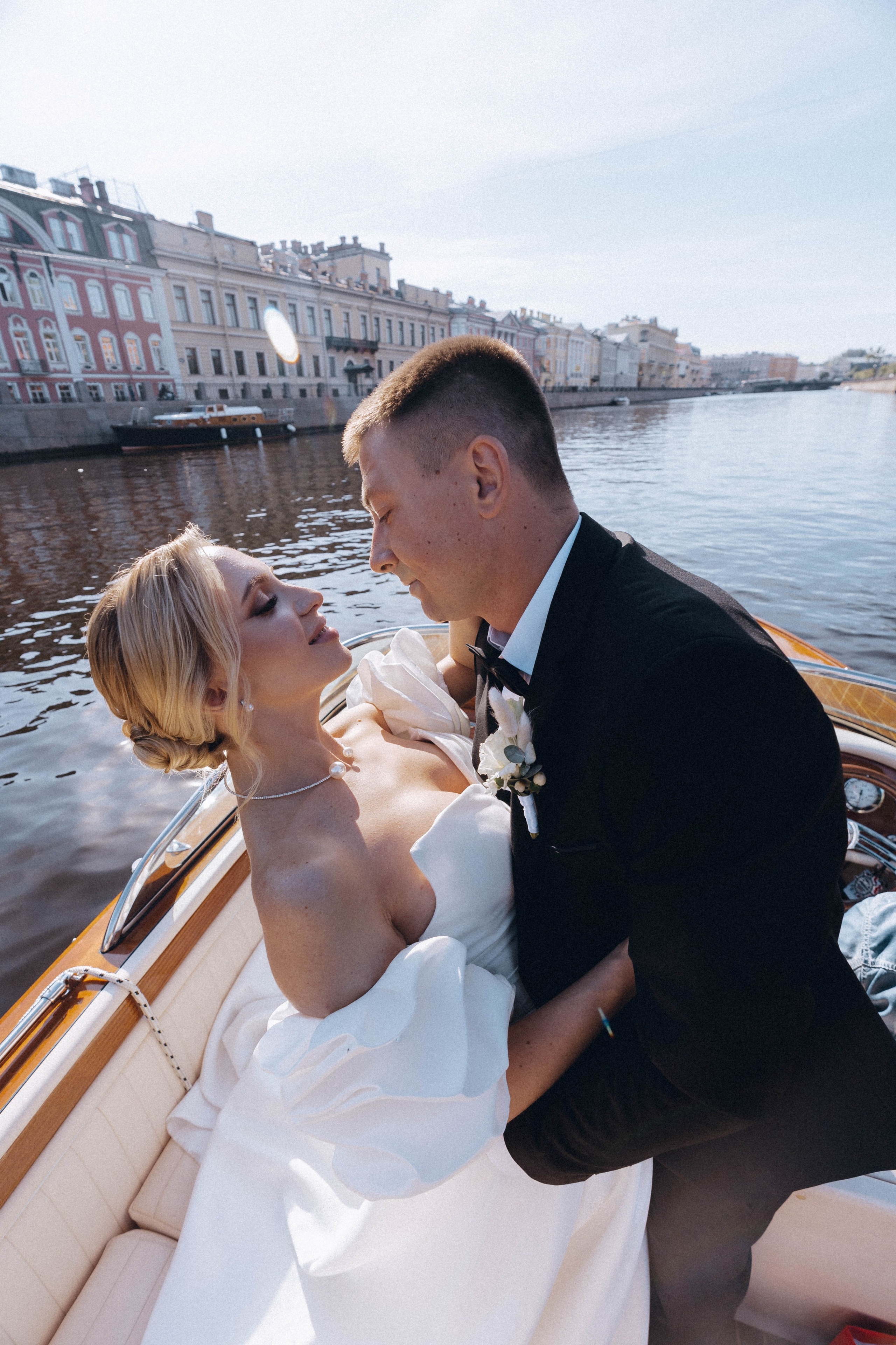 СВАДЕНБНАЯ СЬЕМКА НА КАТЕРЕ ПО КАНАЛАМ САНКТ-ПЕТЕРБУРГА И В АКВАТОРИИ НЕВЫ. Профессиональный фотограф, Санкт-Петербург — Виктория Богомолова