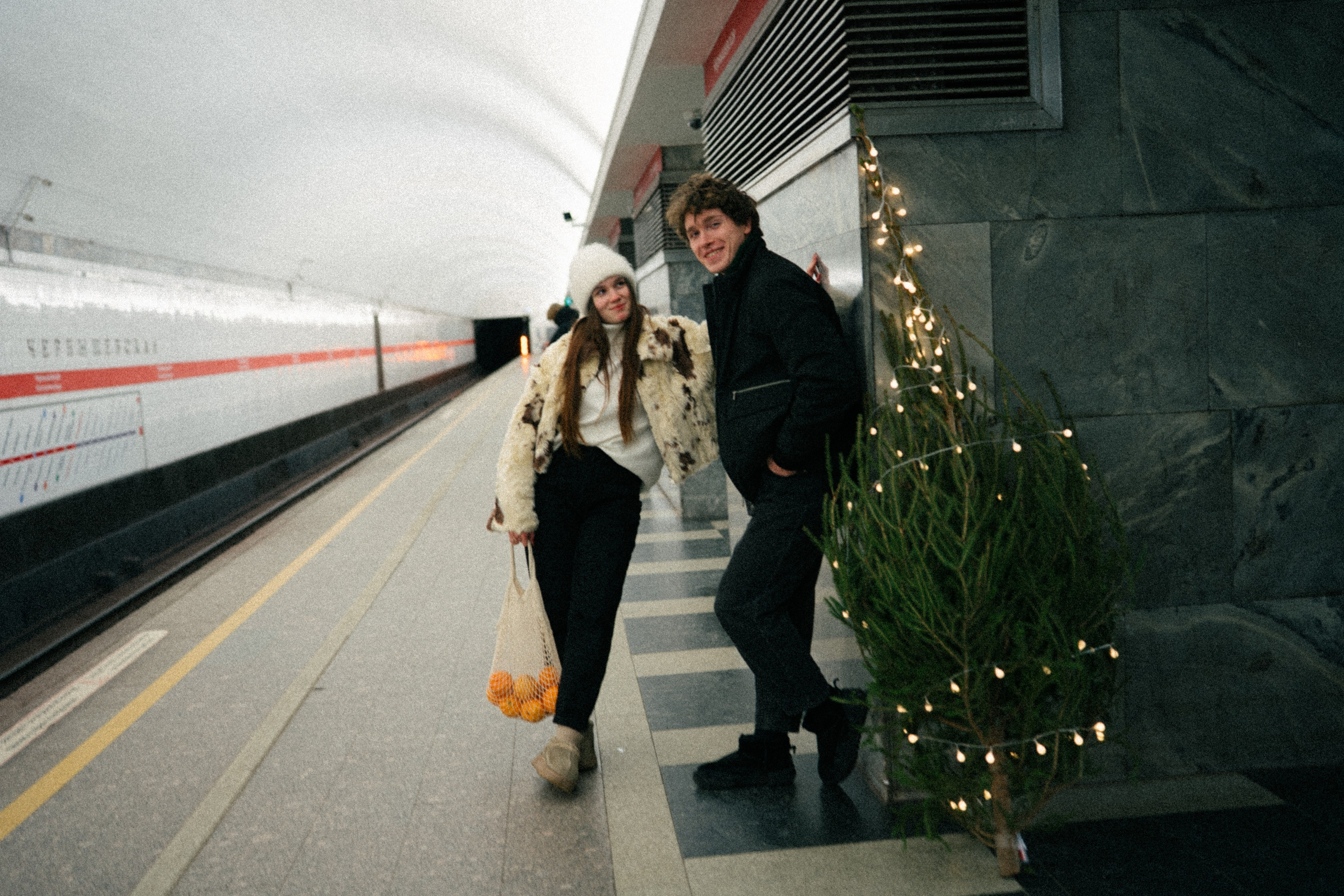 НОВОГОДНЯЯ ПРОГУЛКА ПАРЫ ПО ЧЕРНЫШЕВСКОЙ ПЕРЕД НОВЫМ ГОДОМ. Профессиональный фотограф, Санкт-Петербург — Виктория Богомолова