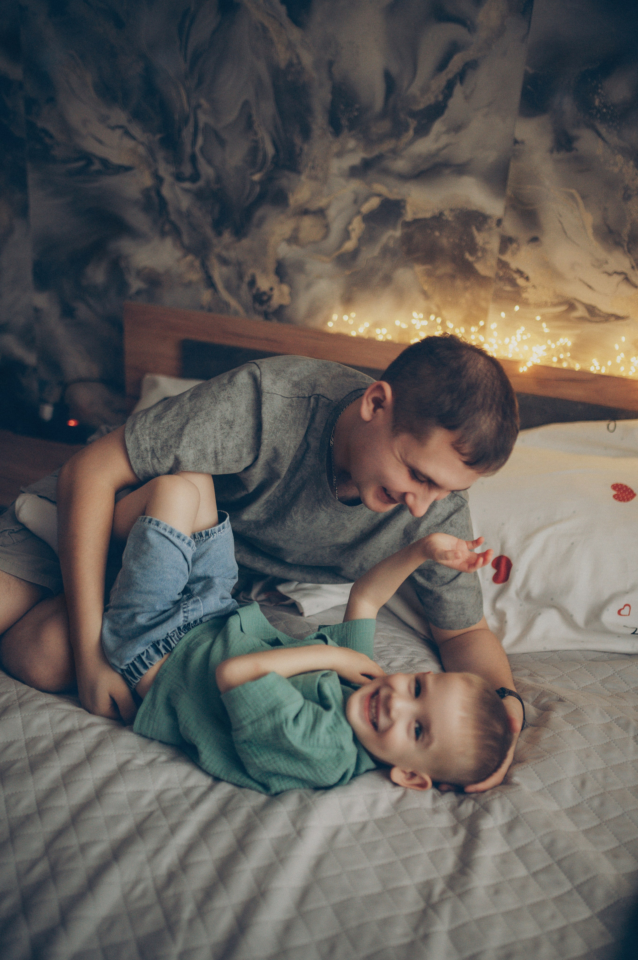 Миша и Тимофей (новогодняя домашняя). Фотограф, г. Лесной Свердловской области