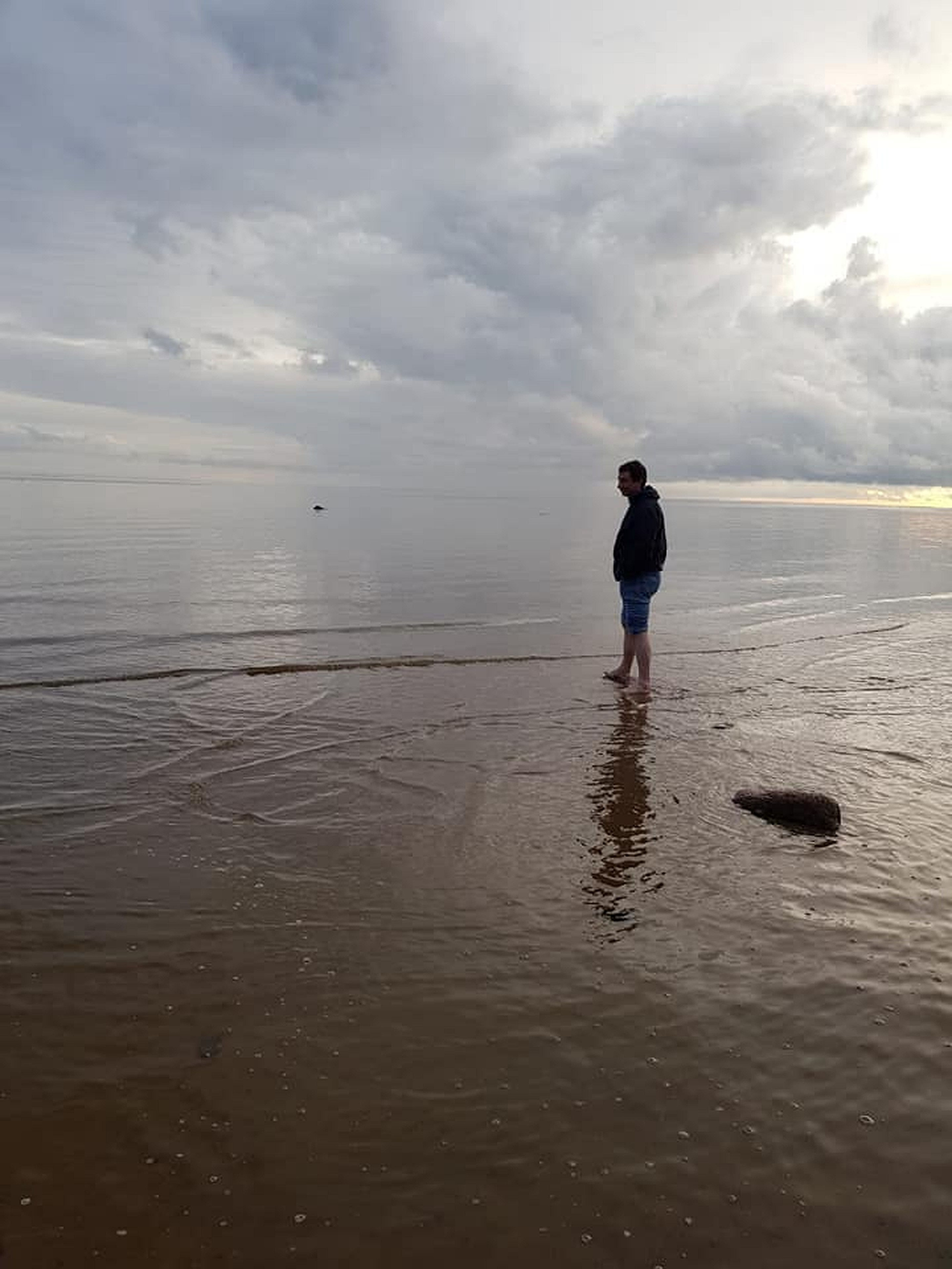 Вернулись к морю. Финский залив очень мелкий. 