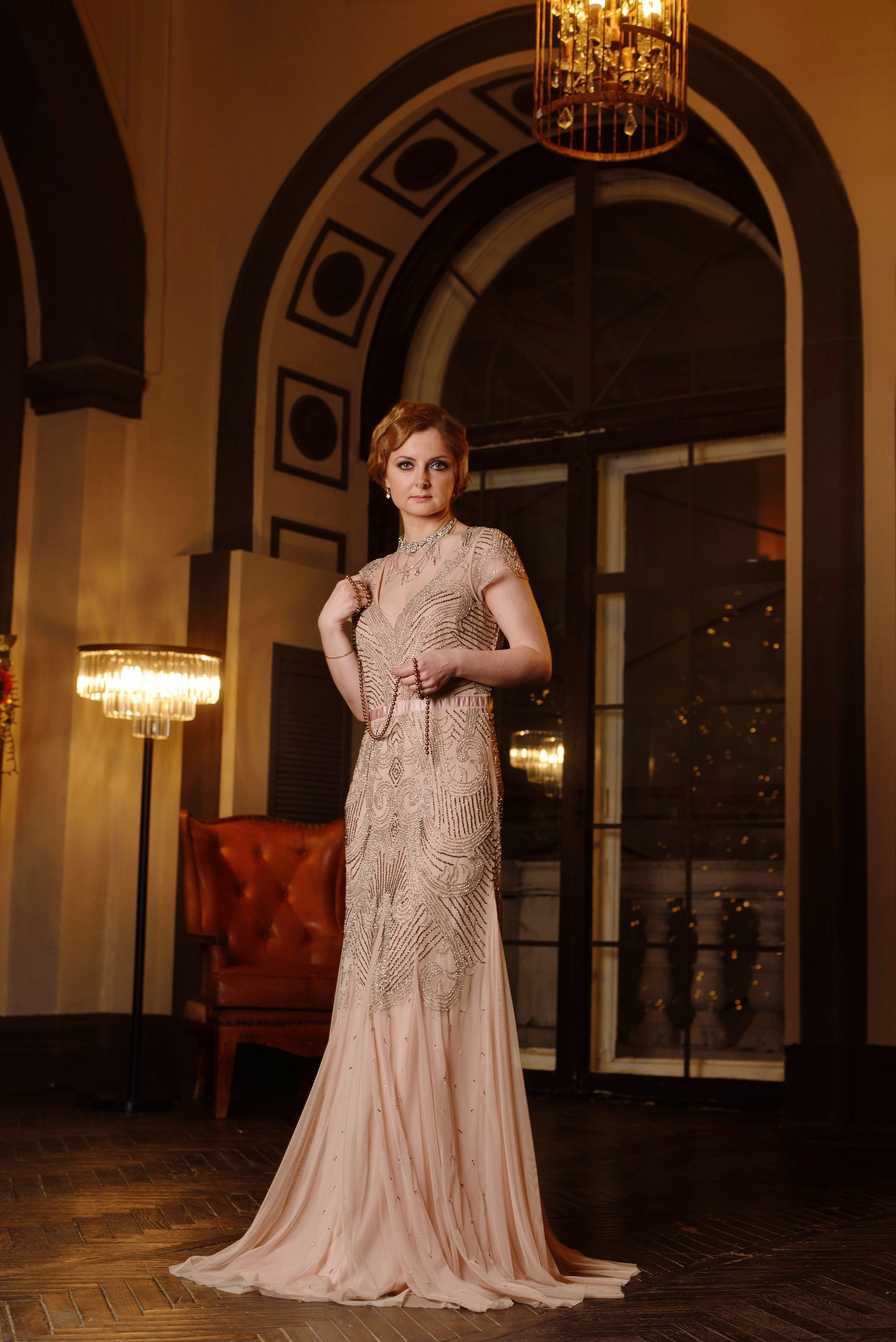 Фотосессия Гэтсби в вечернем платье в стиле ар-деко женщины блондинки в гостинной особняка начала XX века