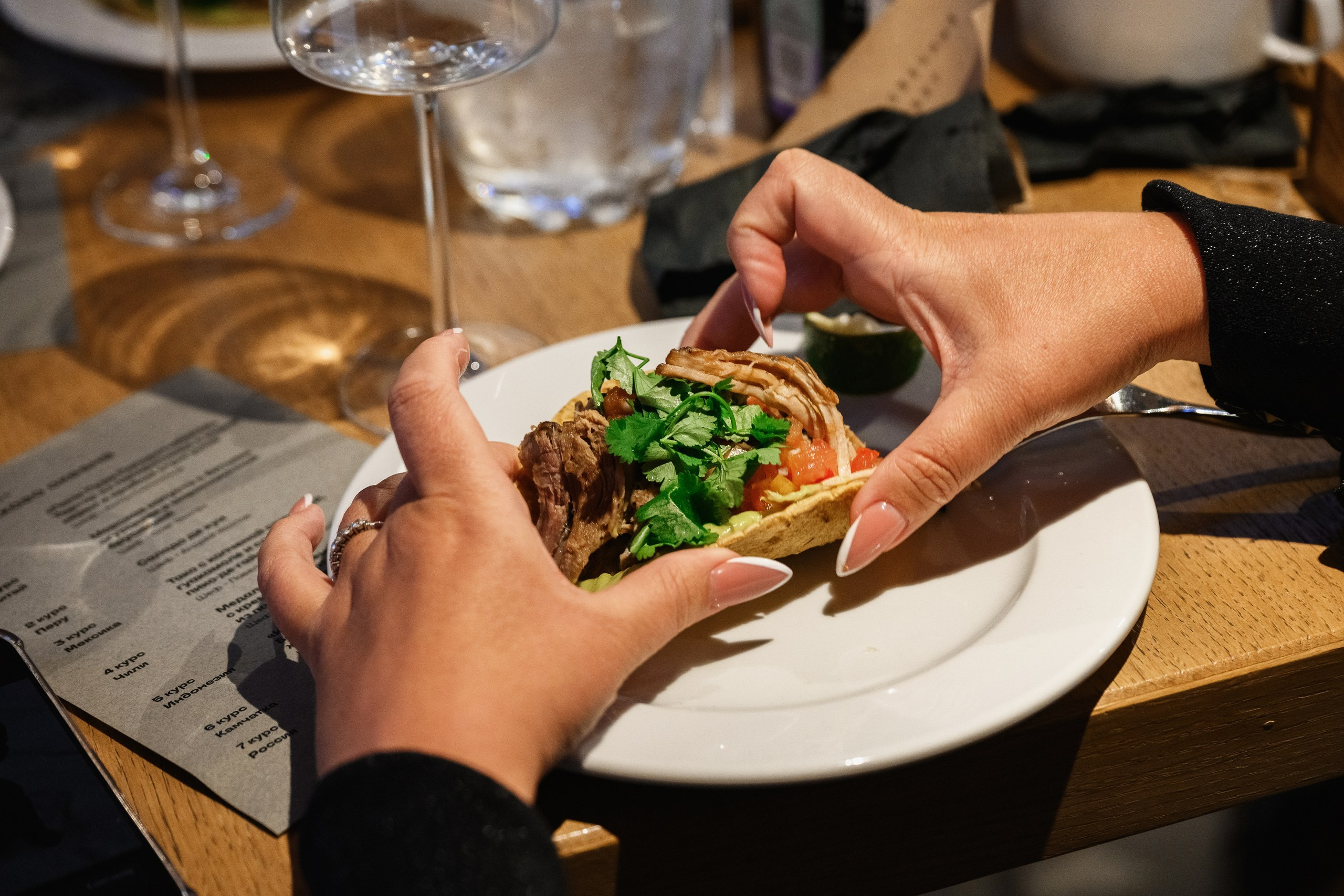 Фотосъемка гастроужина в ресторане в Петропавловске-Камчатском. Гастрономическая фотосъемка в ресторане в Петропавловске-Камчатском. Профессиональная съемка блюд и атмосферы ужина в Петропавловске-Камчатском. Изысканные фото гастроужина в ресторанах Петропавловска-Камчатского. Стоимость фотосъемки гастроужина в Петропавловске-Камчатском.